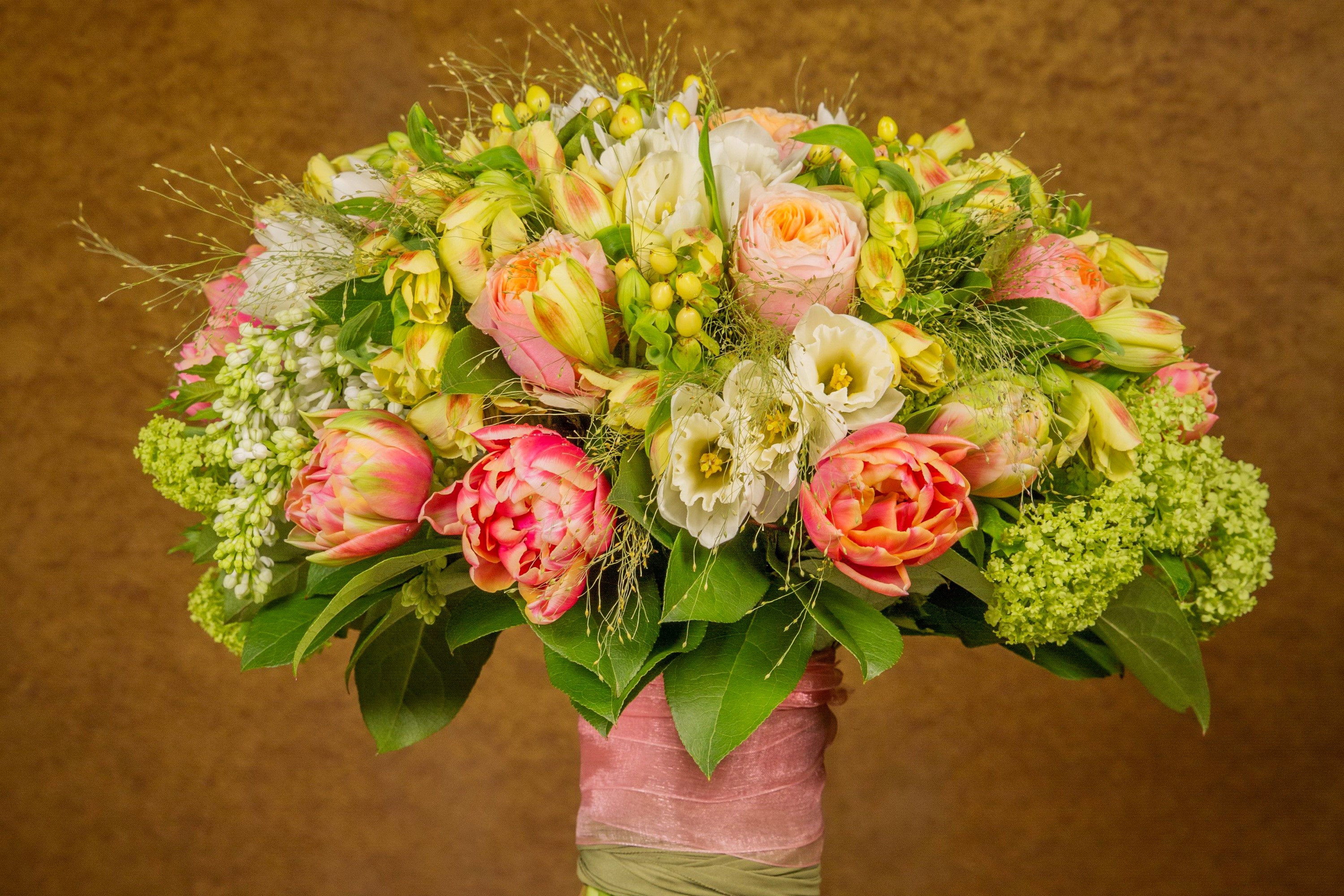 A lush bouquet of pink and white flowers HD Wallpaper