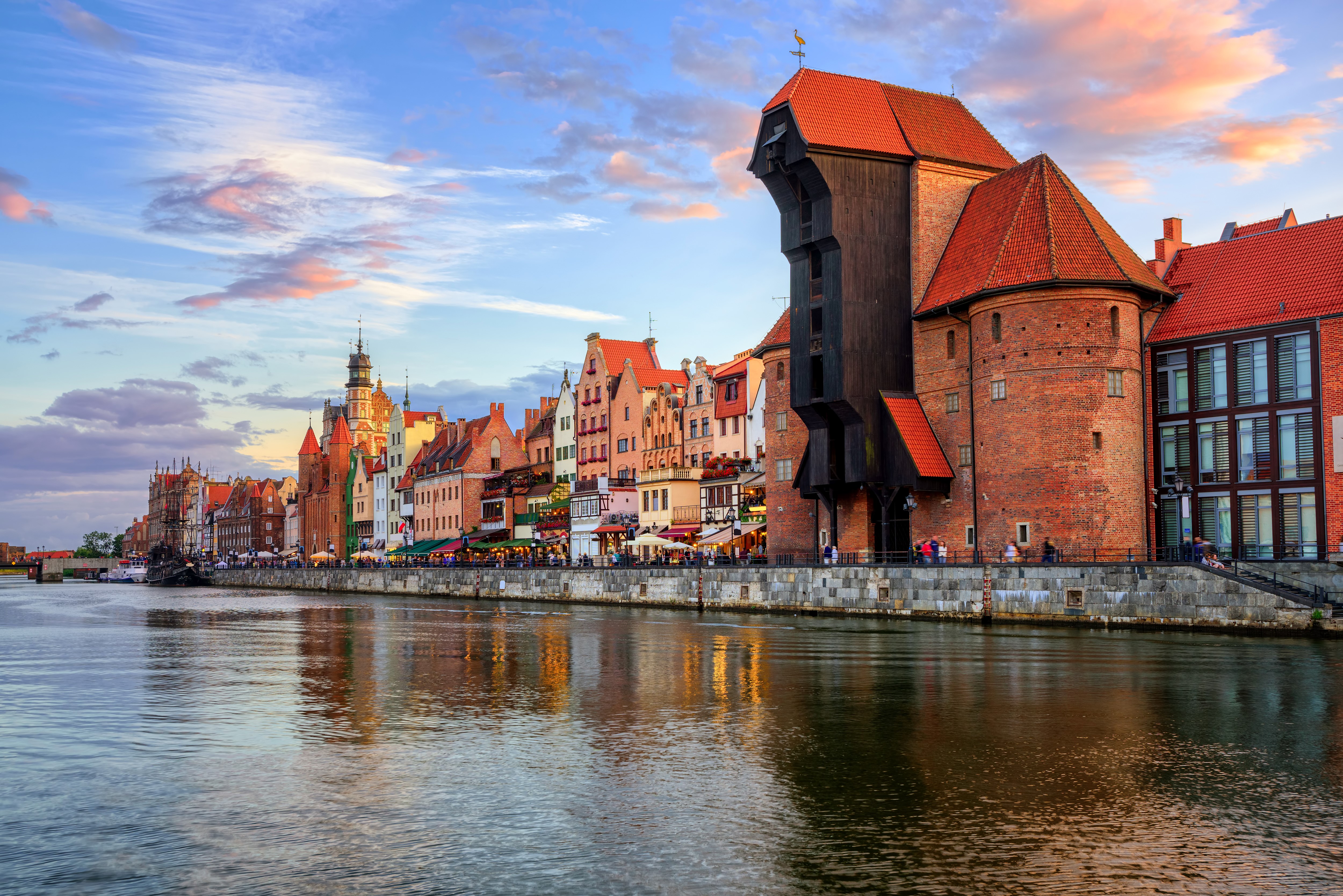 The Crane and historic waterfront of Gdansk, Poland HD Wallpaper