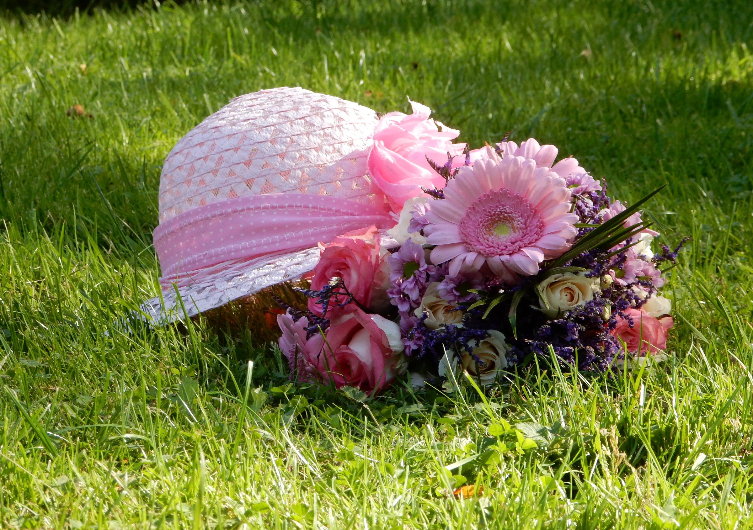 Pink straw hat and flower bouquet on grass HD Wallpaper