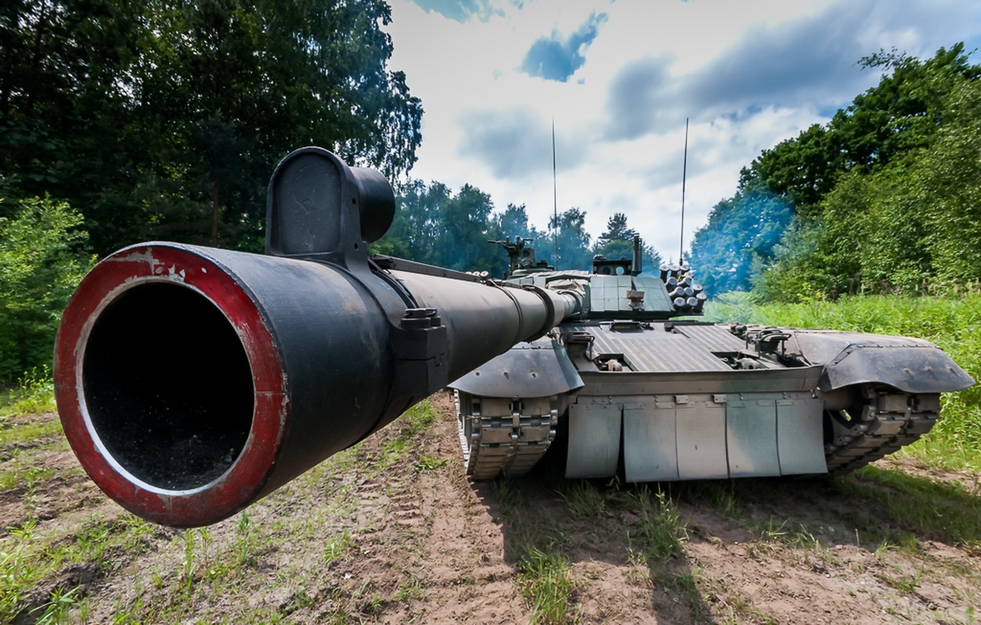 Tank with large cannon in forest HD Wallpaper