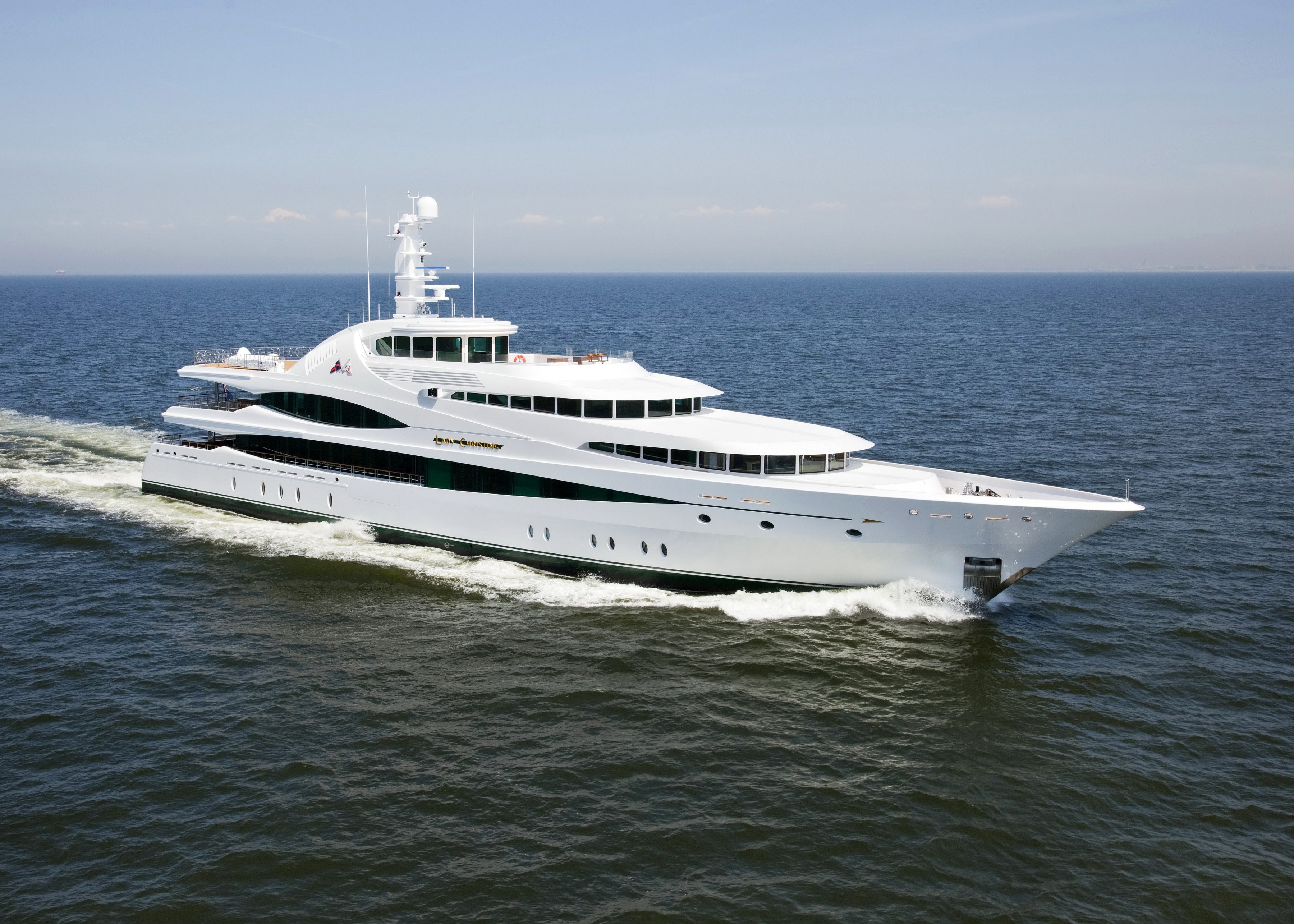 White luxury yacht sailing on the sea HD Wallpaper