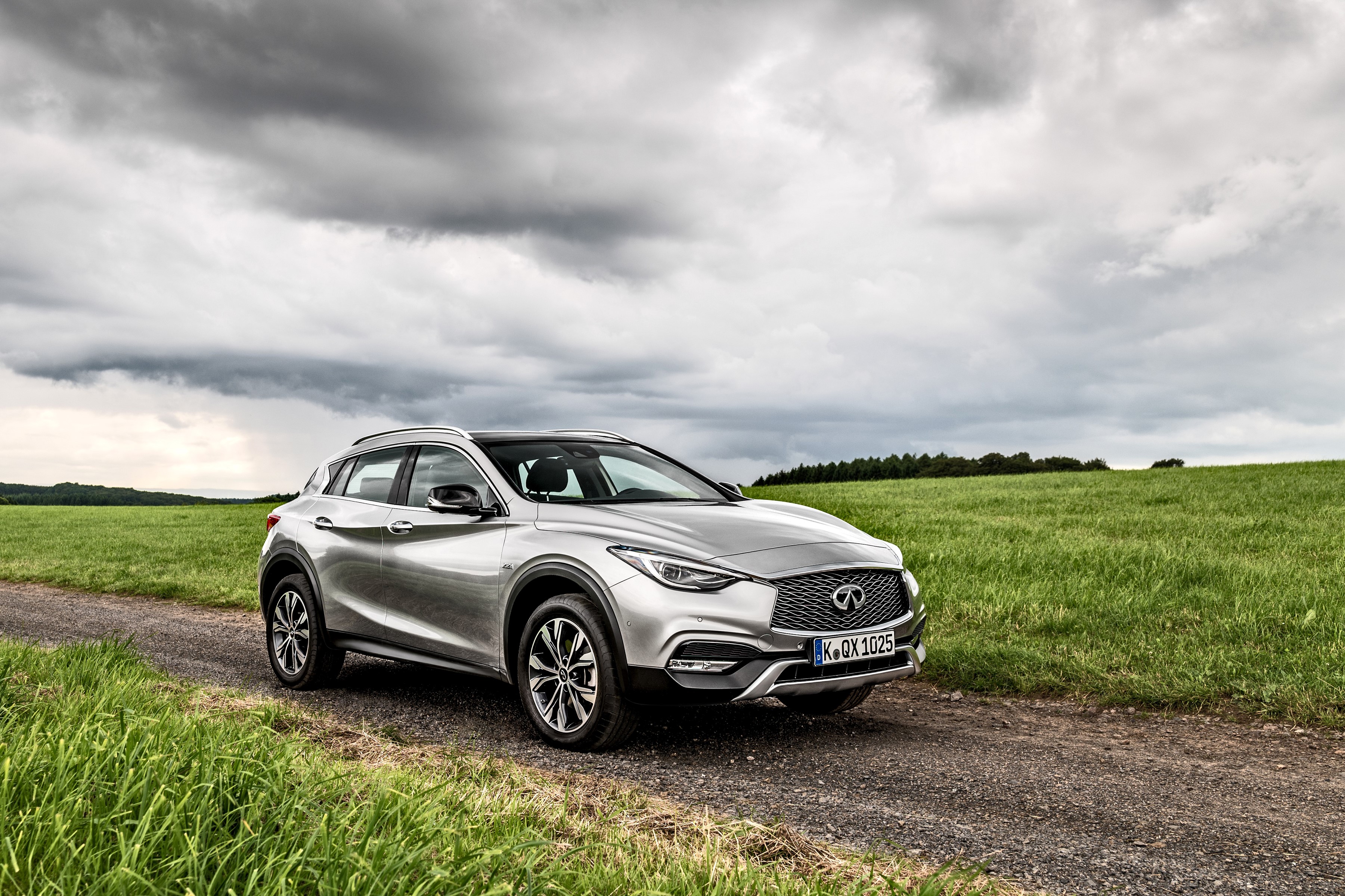 Silver Infiniti QX30 2.2d AWD on a dirt road HD Wallpaper