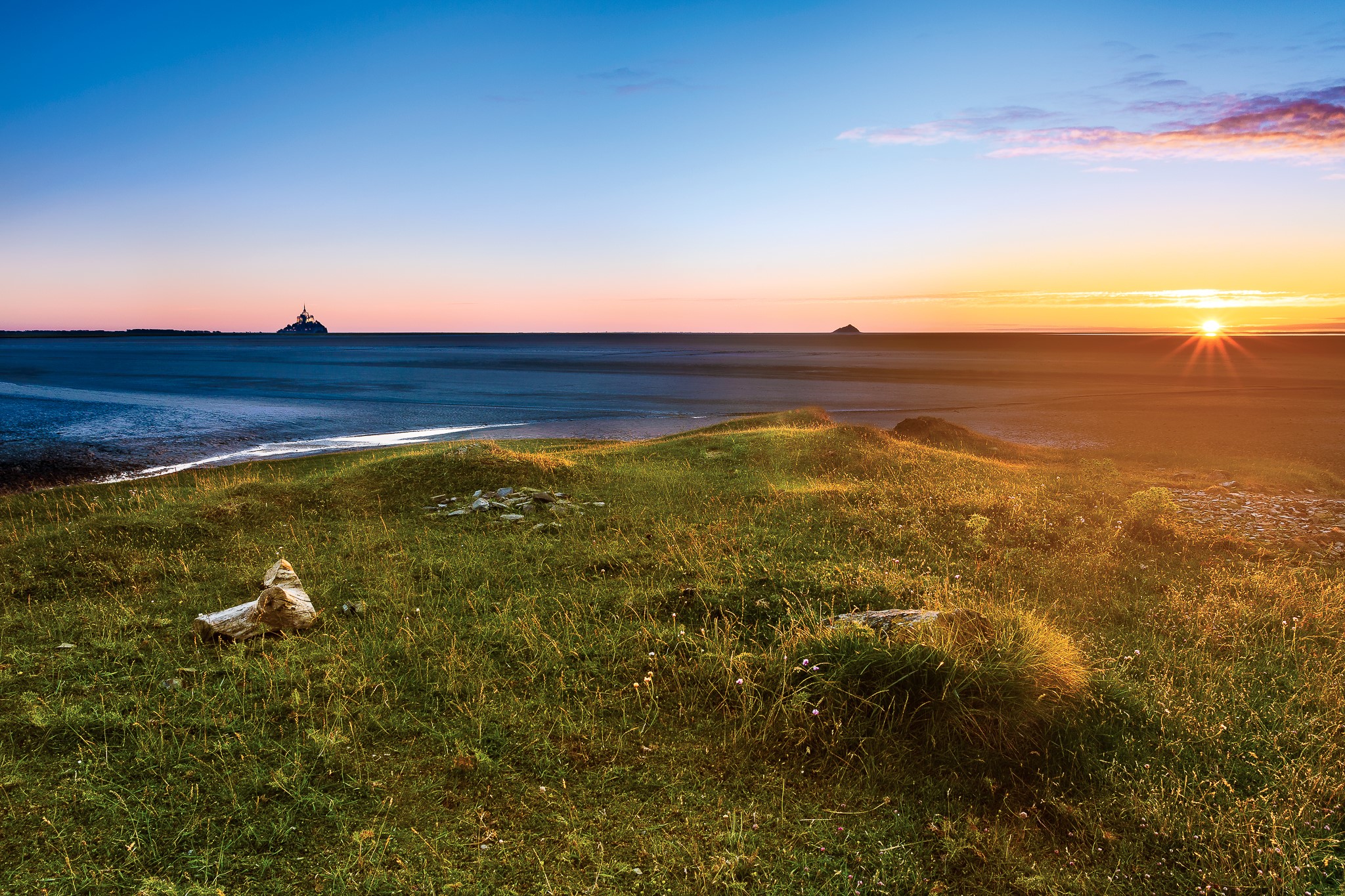 Sunset over the sea with Mont Saint-Michel HD Wallpaper