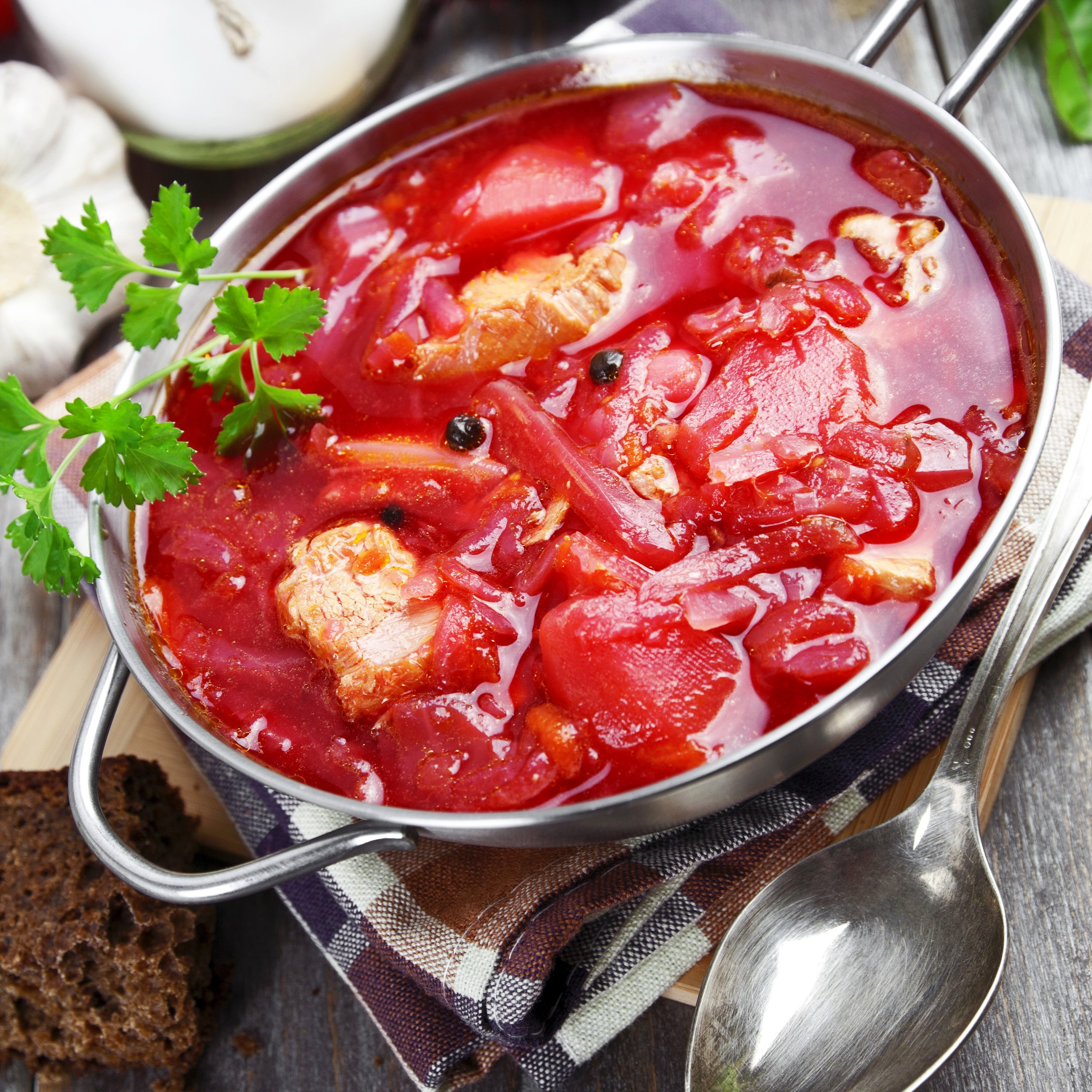 Bowl of borscht soup with meat and bread HD Wallpaper