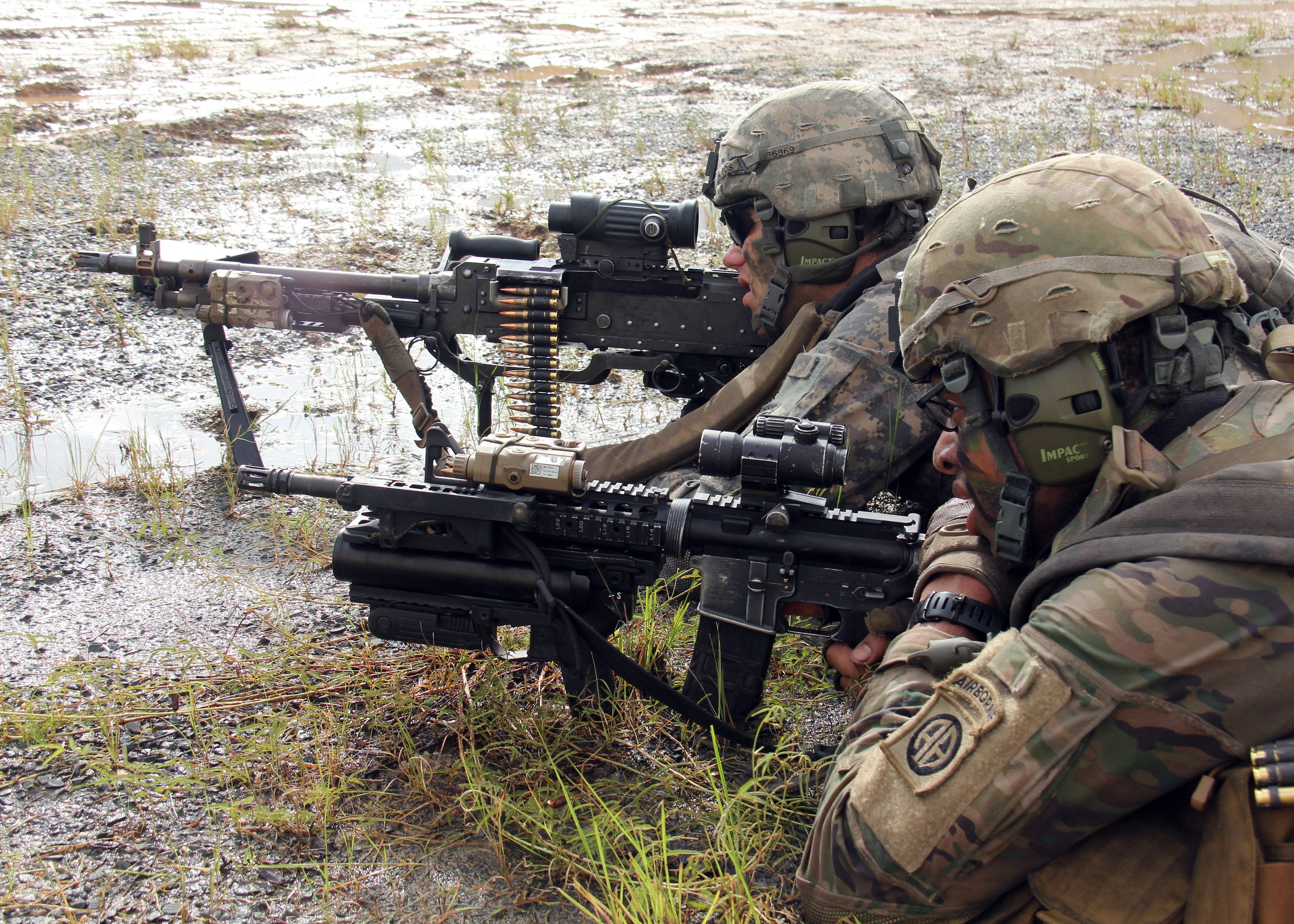 Soldiers with Machine Guns HD Wallpaper