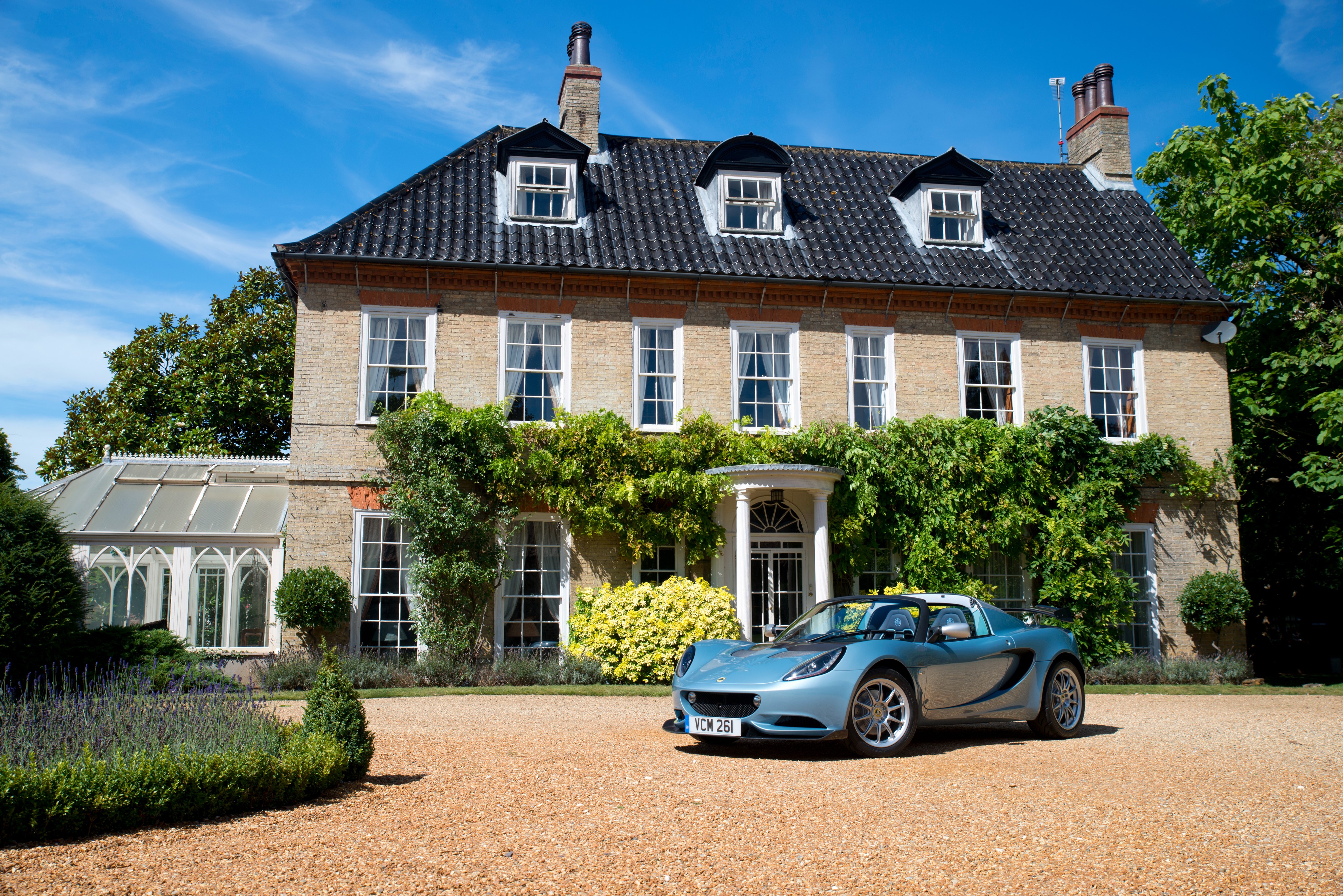 Lotus Elise Cup 250 Special Edition in front of a house HD Wallpaper