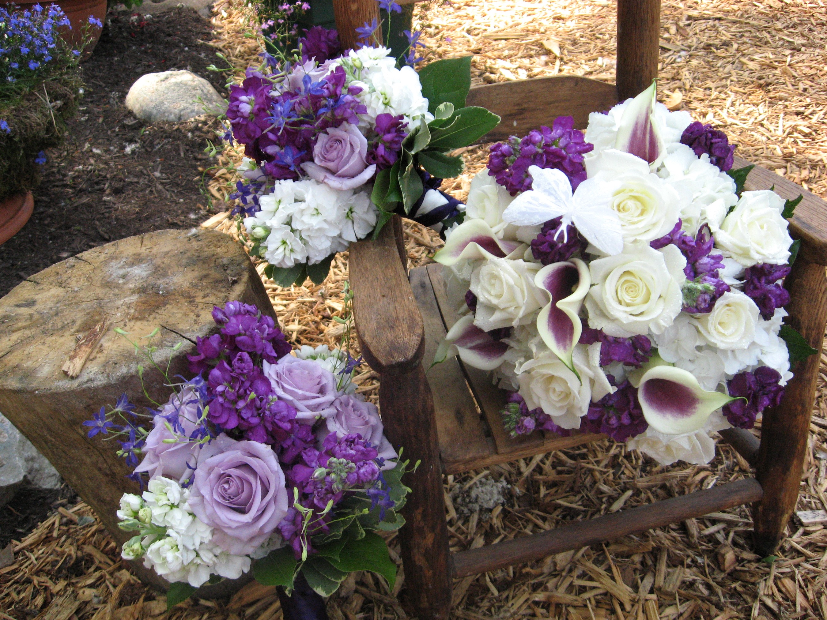 Purple and white floral bouquets on a wooden chair HD Wallpaper