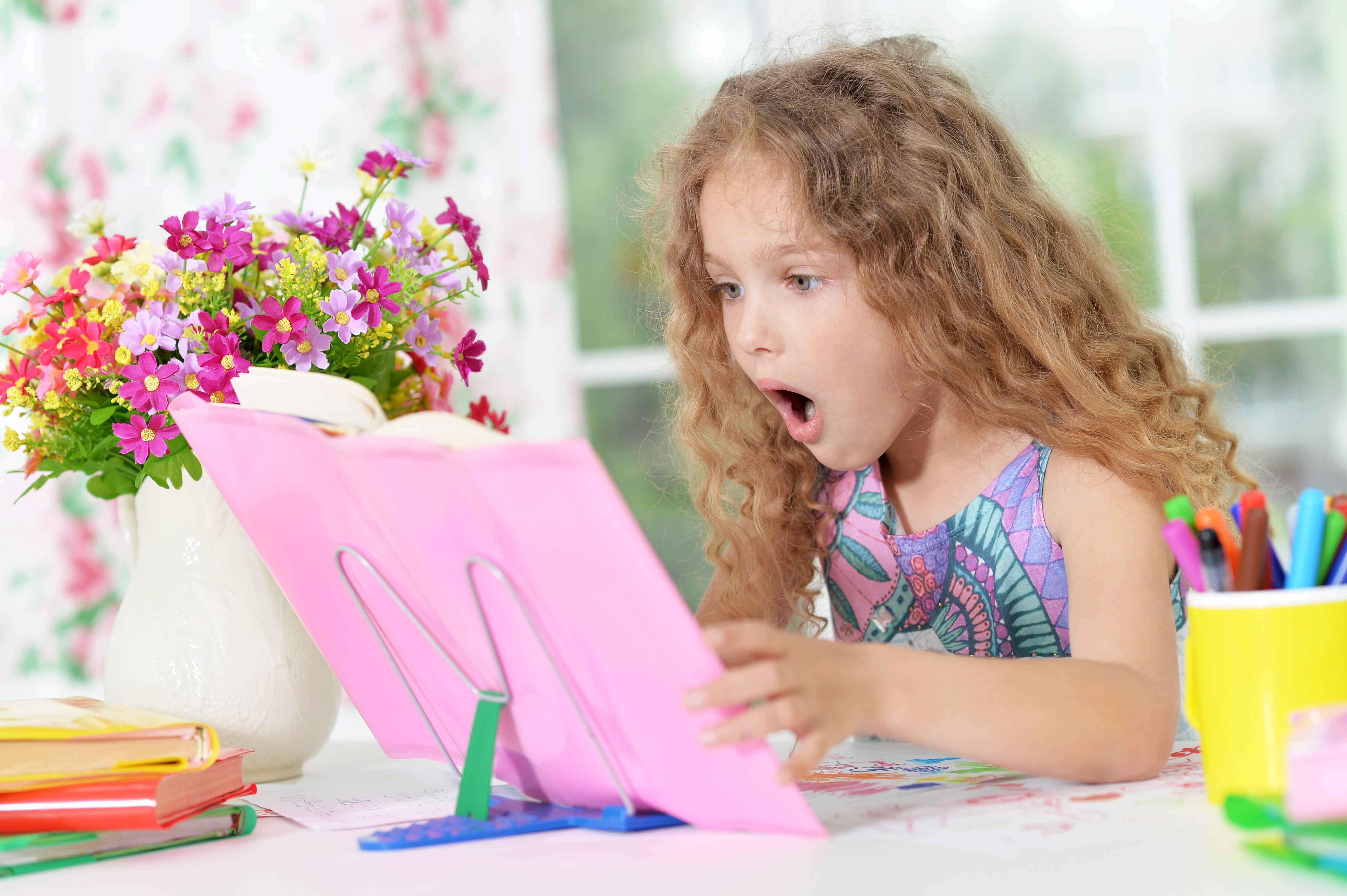 Girl reading a book HD Wallpaper