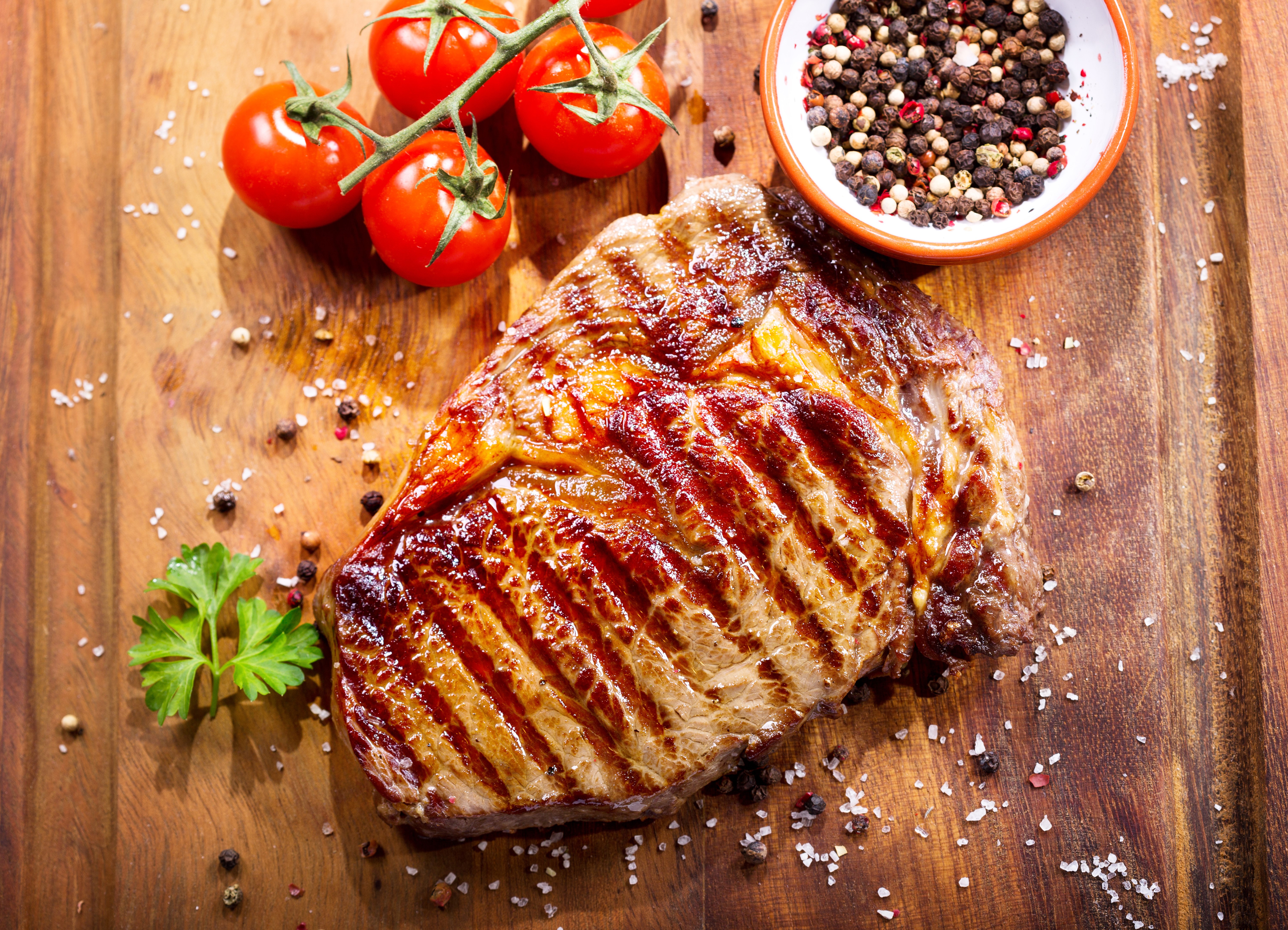 Grilled steak with tomatoes and spices HD Wallpaper