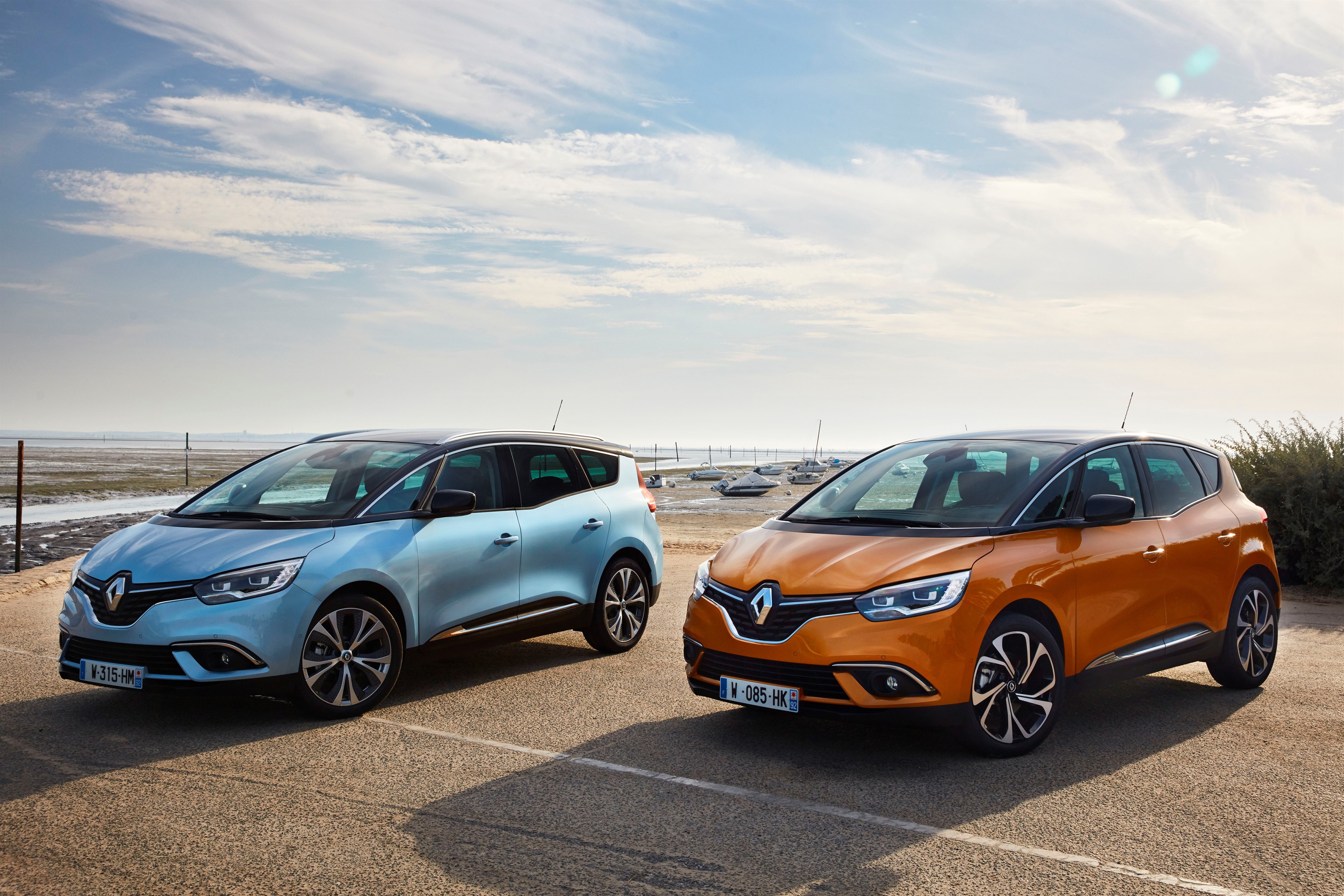 Two Renault Scenic cars by the sea HD Wallpaper