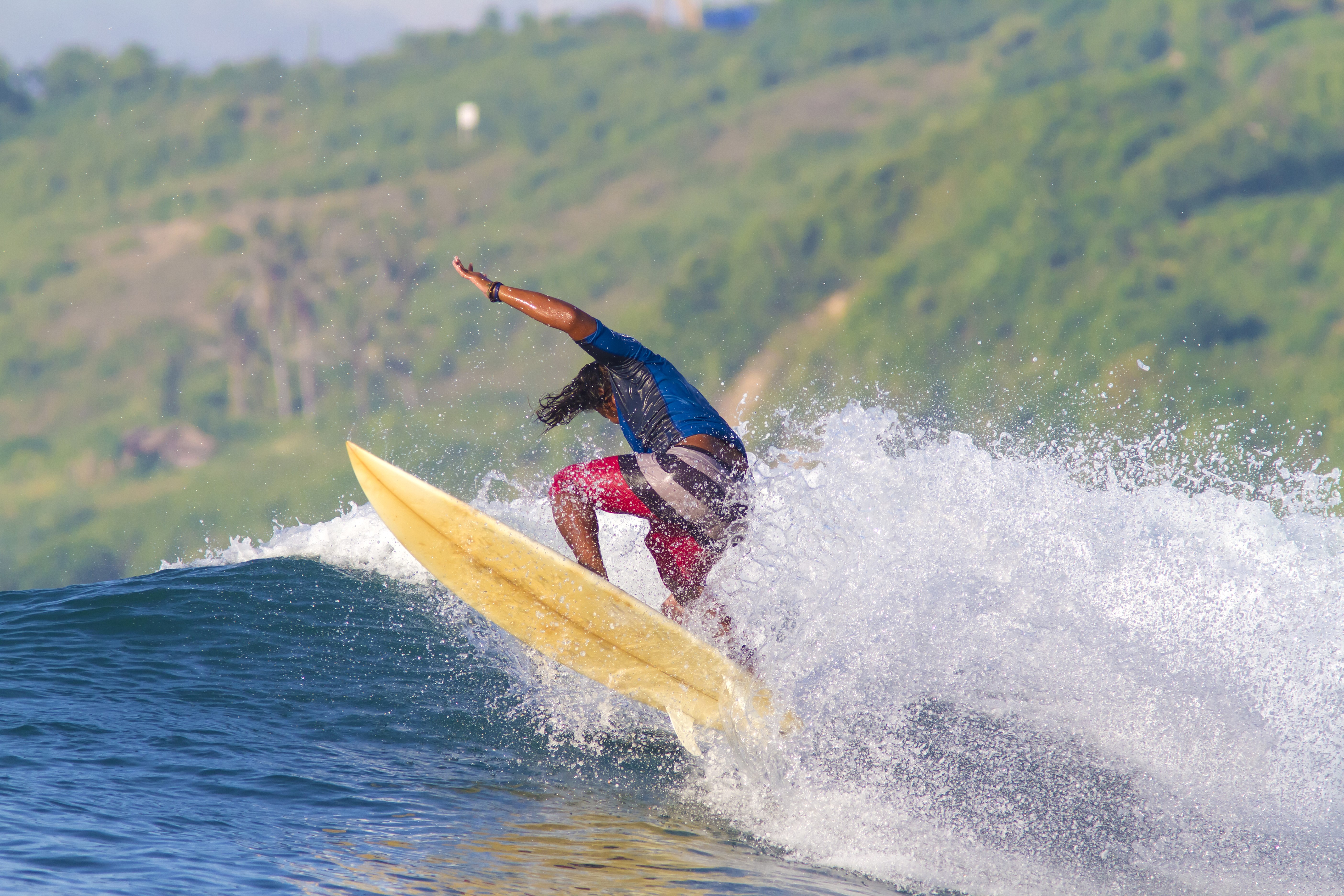 Man surfing a wave with water splash HD Wallpaper