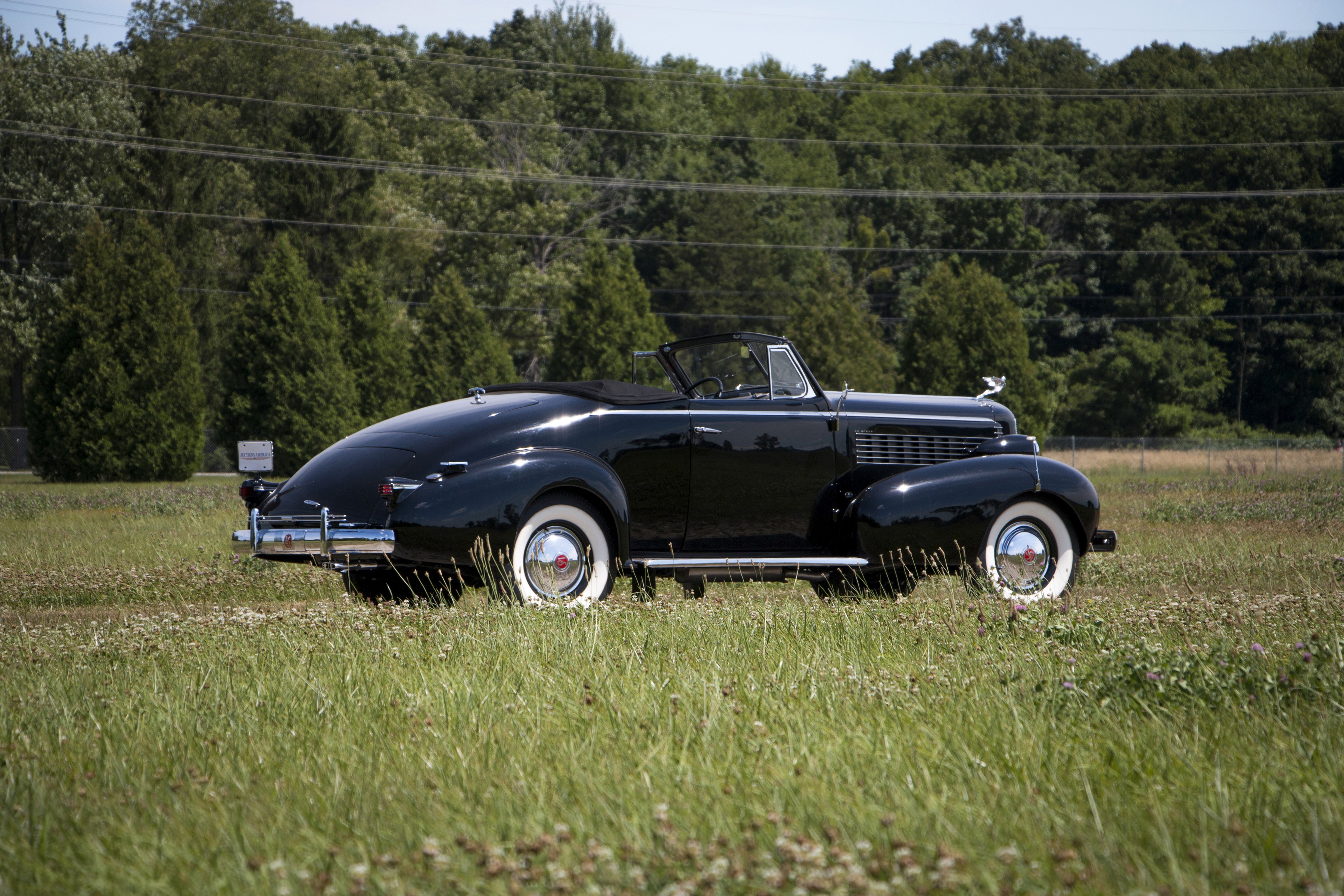 1937 LaSalle Convertible Coupe in a grassy field HD Wallpaper