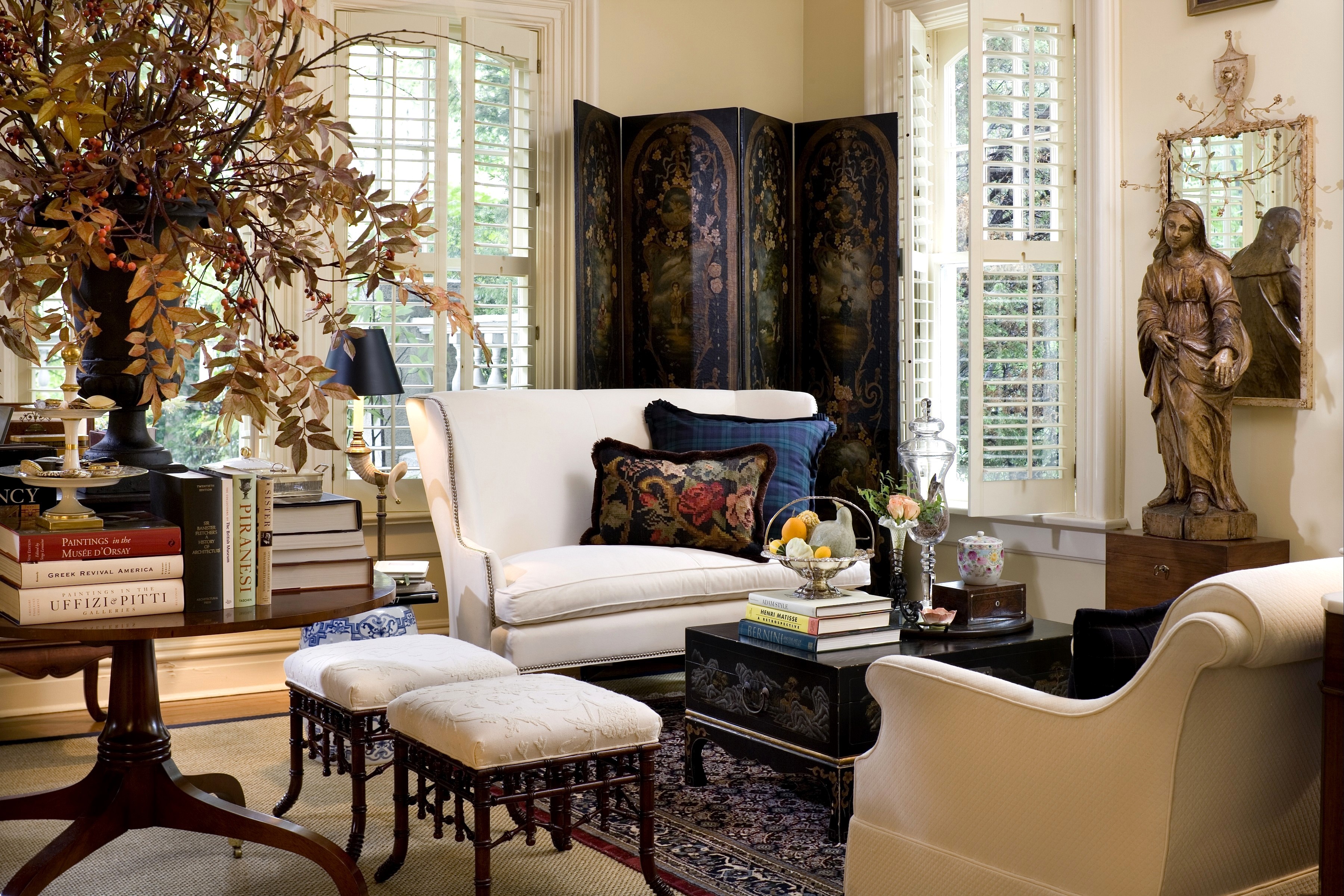Elegant living room with antique furniture and decorative screen HD Wallpaper