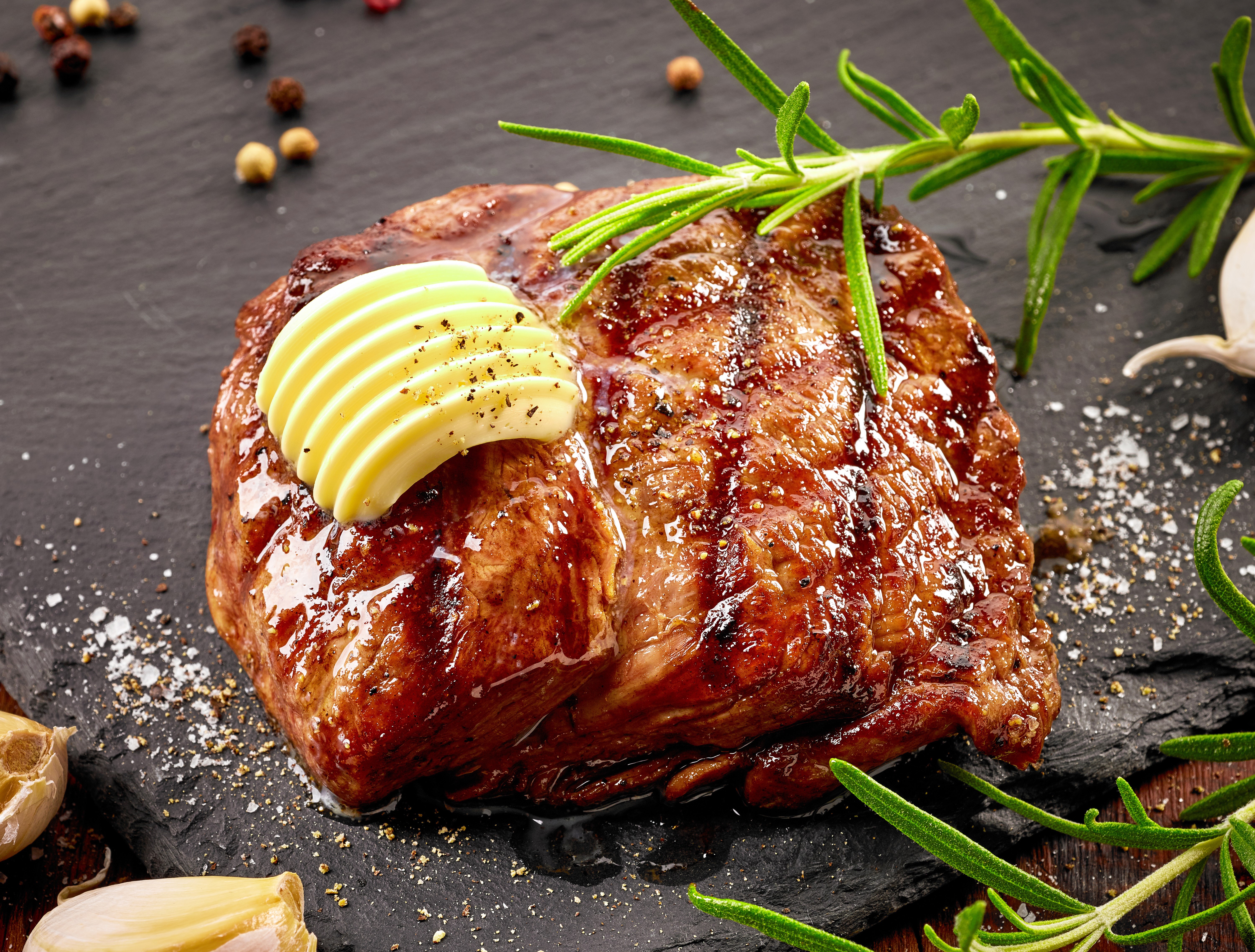 Grilled steak with butter and rosemary HD Wallpaper