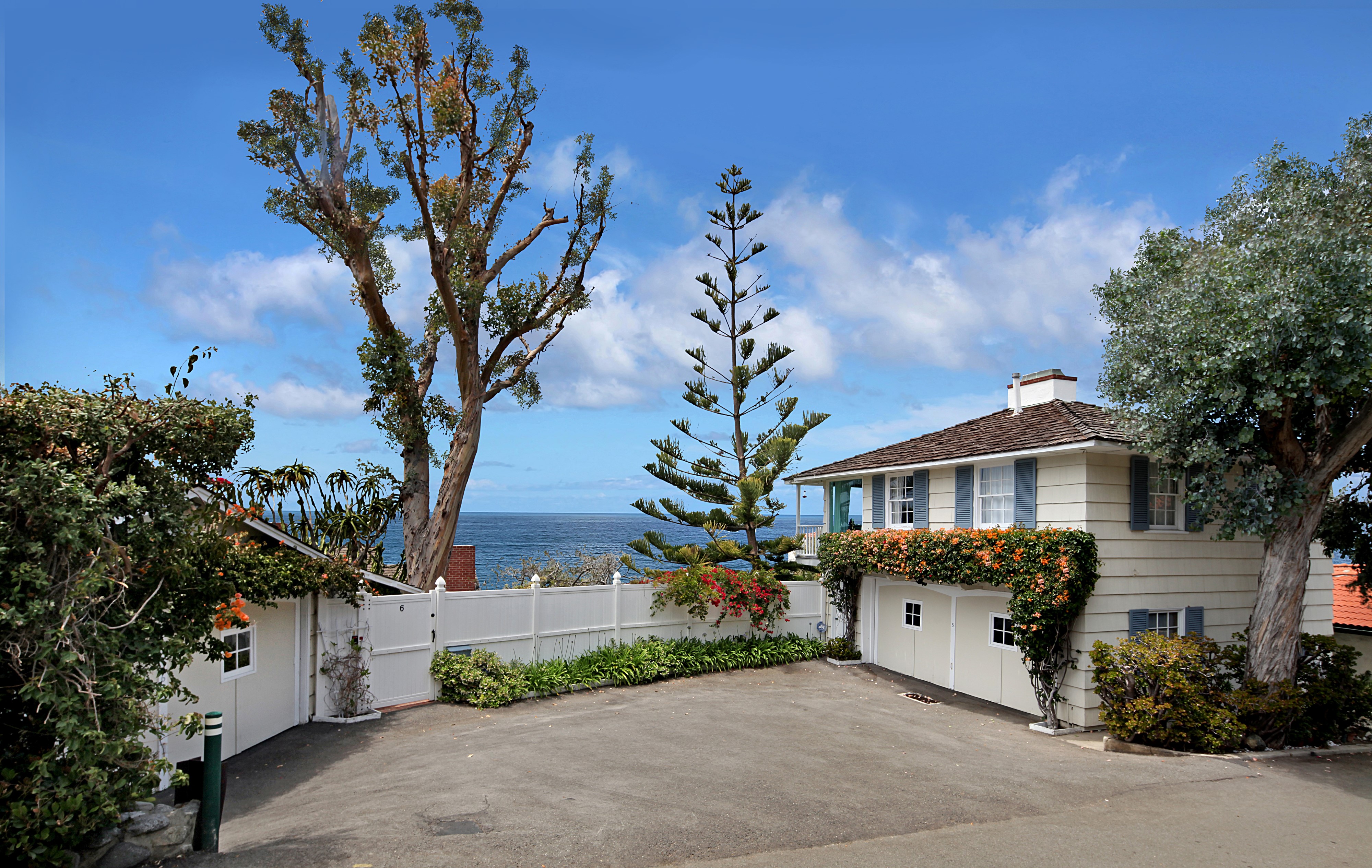 House with trees and ocean view in Laguna Beach, USA HD Wallpaper