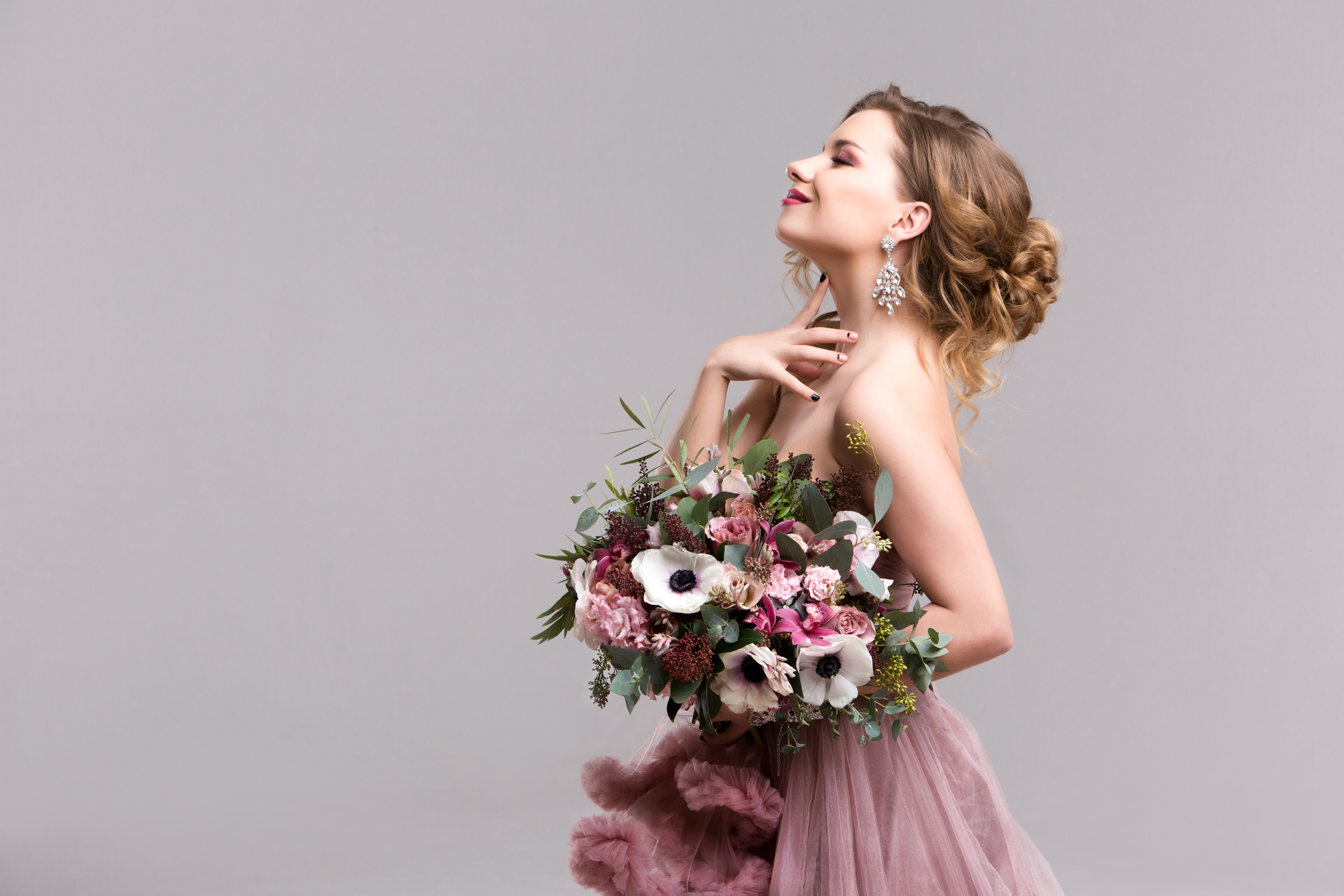 Woman in a pink dress holding a bouquet HD Wallpaper