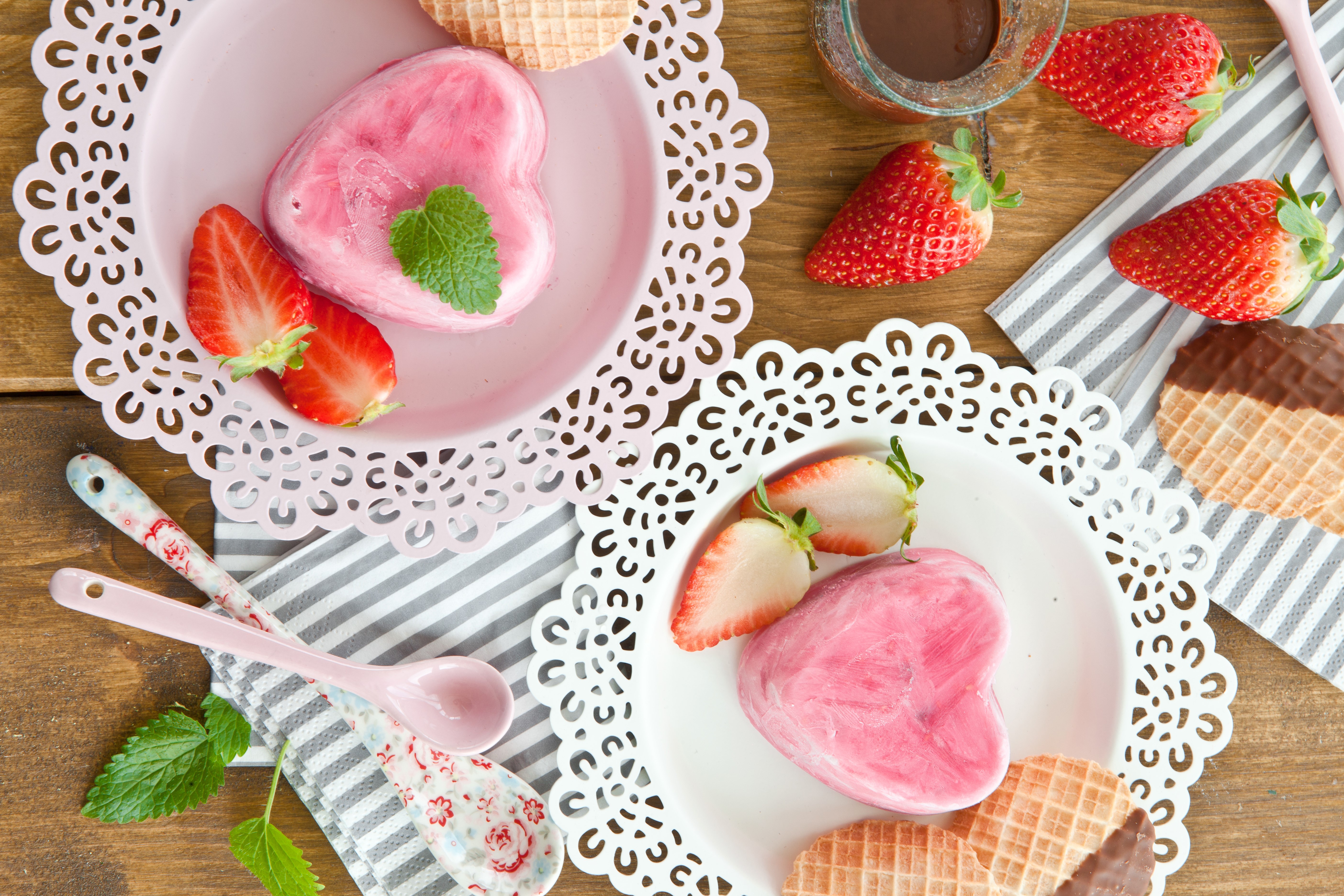 Heart-shaped strawberry ice cream with strawberries and wafers HD Wallpaper