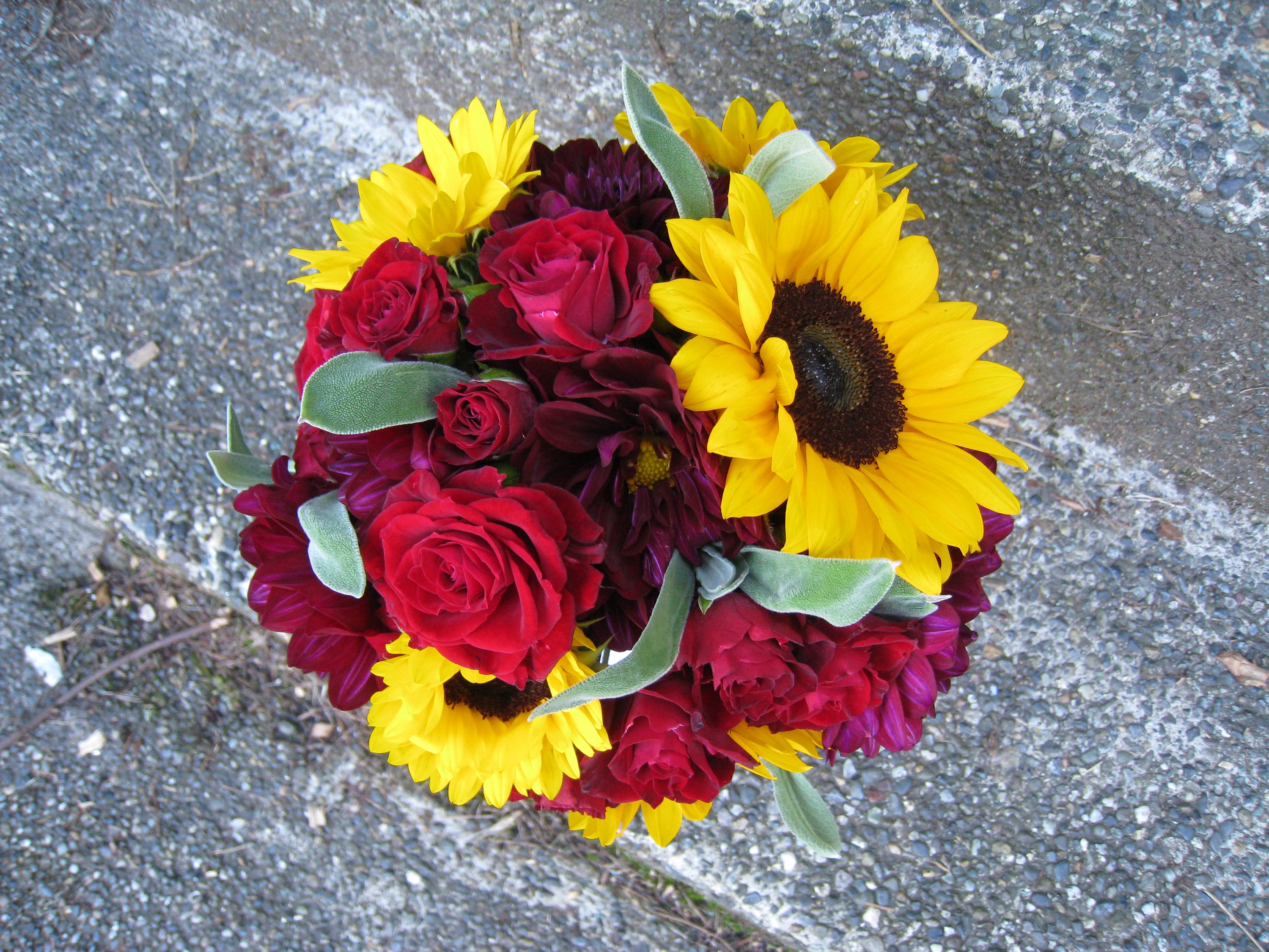 Bouquet of red roses and sunflowers HD Wallpaper