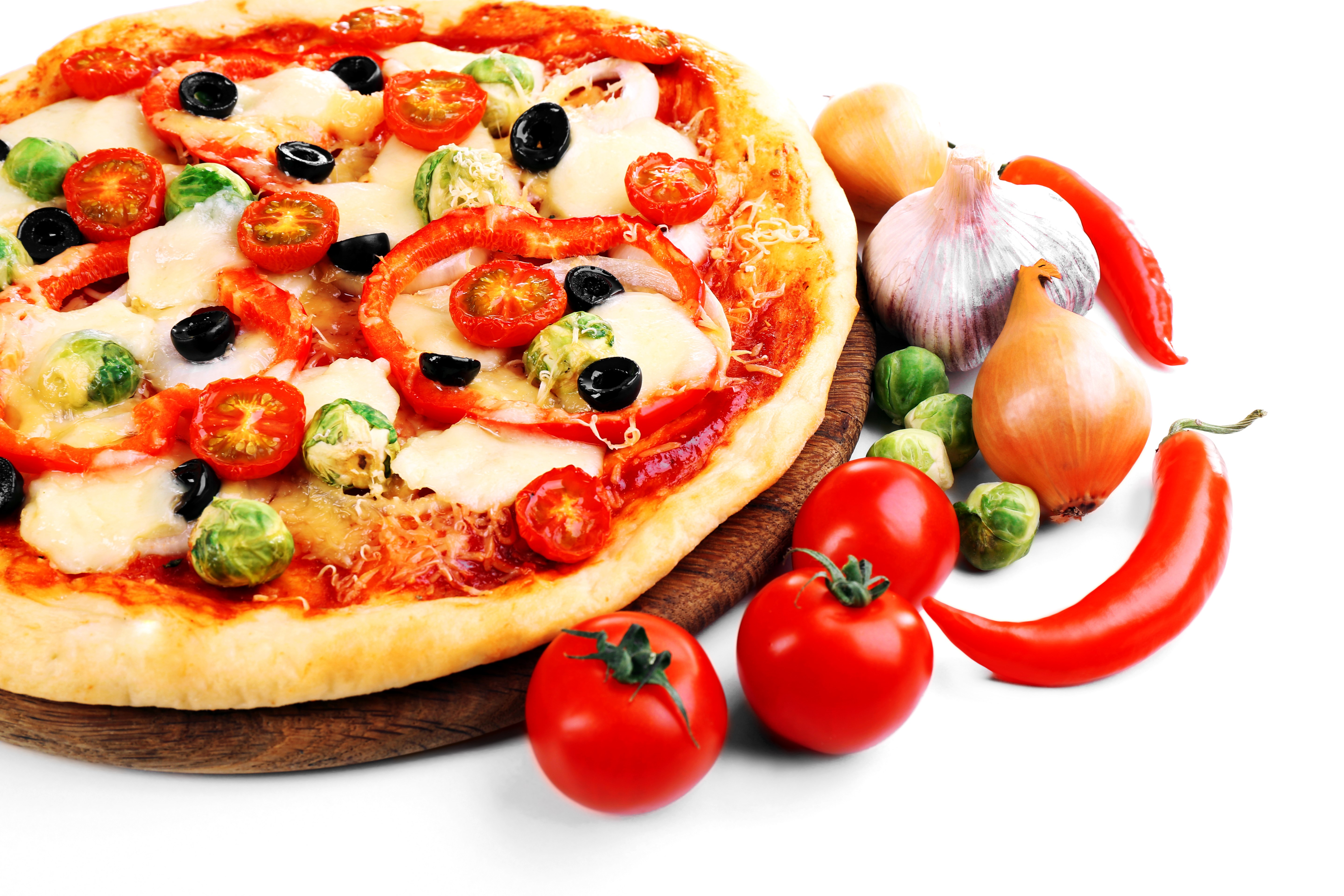 Pizza with Tomatoes, Bell Pepper, Garlic, and Onion HD Wallpaper
