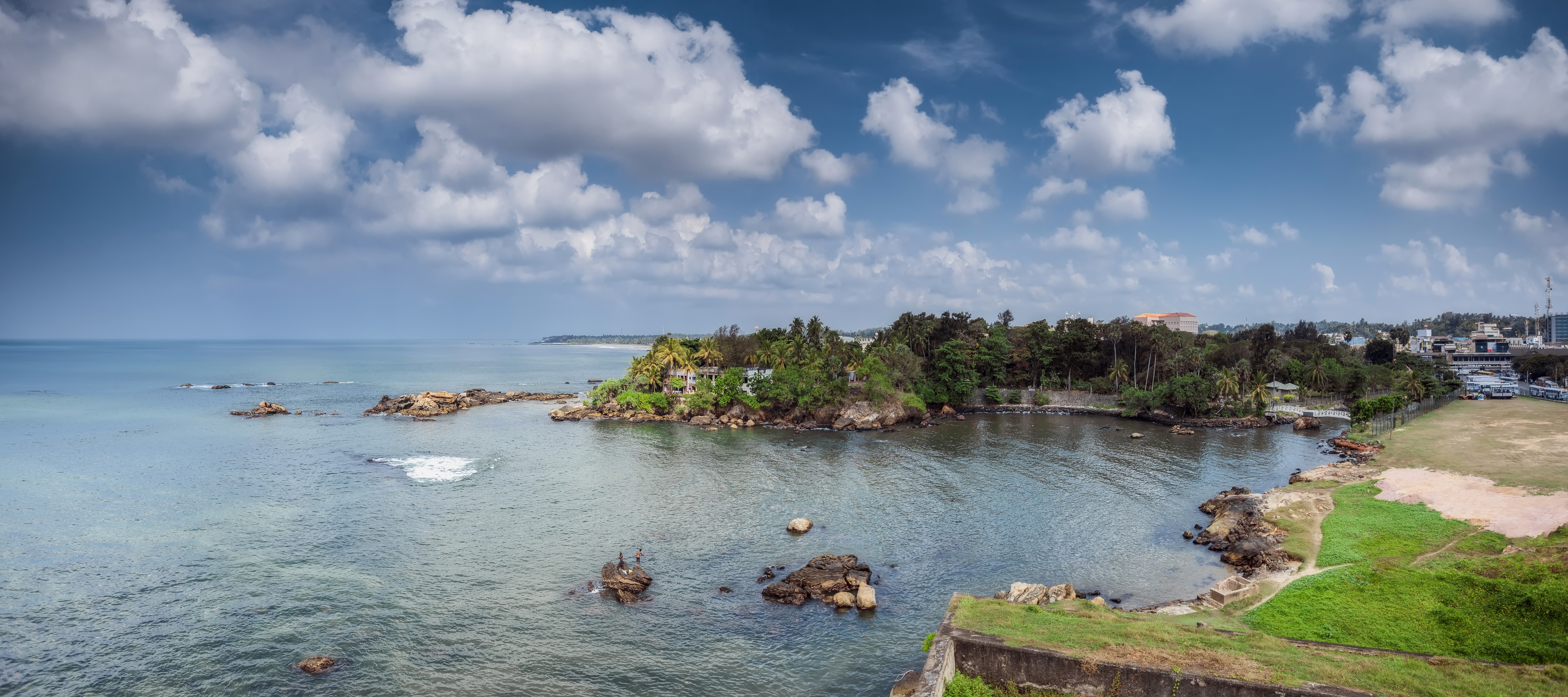 Coastline with rocks and buildings in Galle, Sri Lanka HD Wallpaper