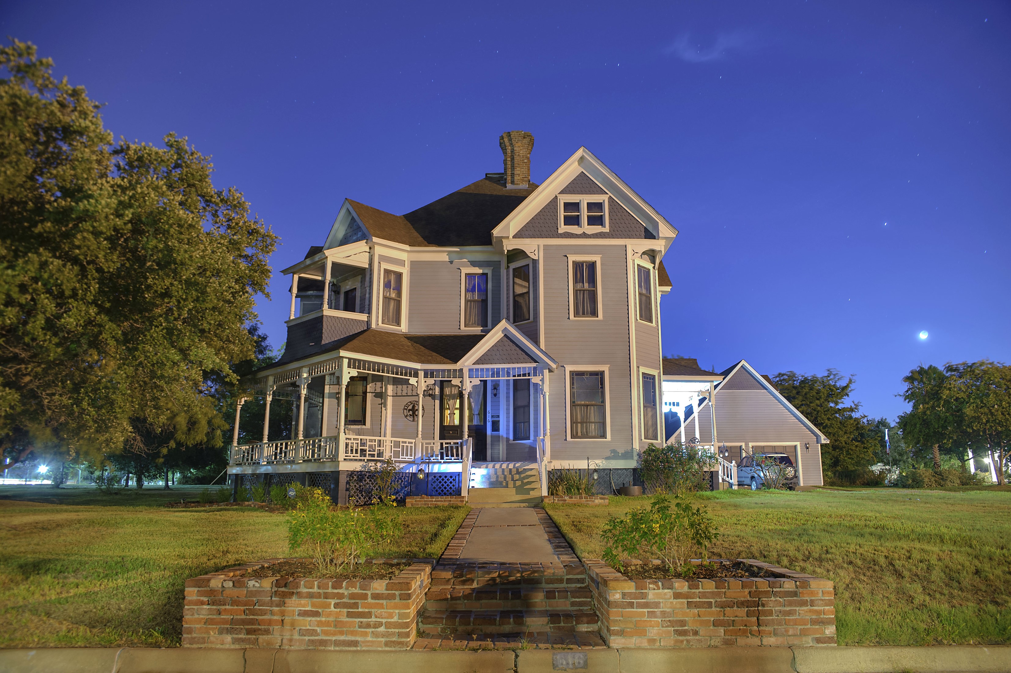 Victorian House in Navasota, Texas at Dusk HD Wallpaper