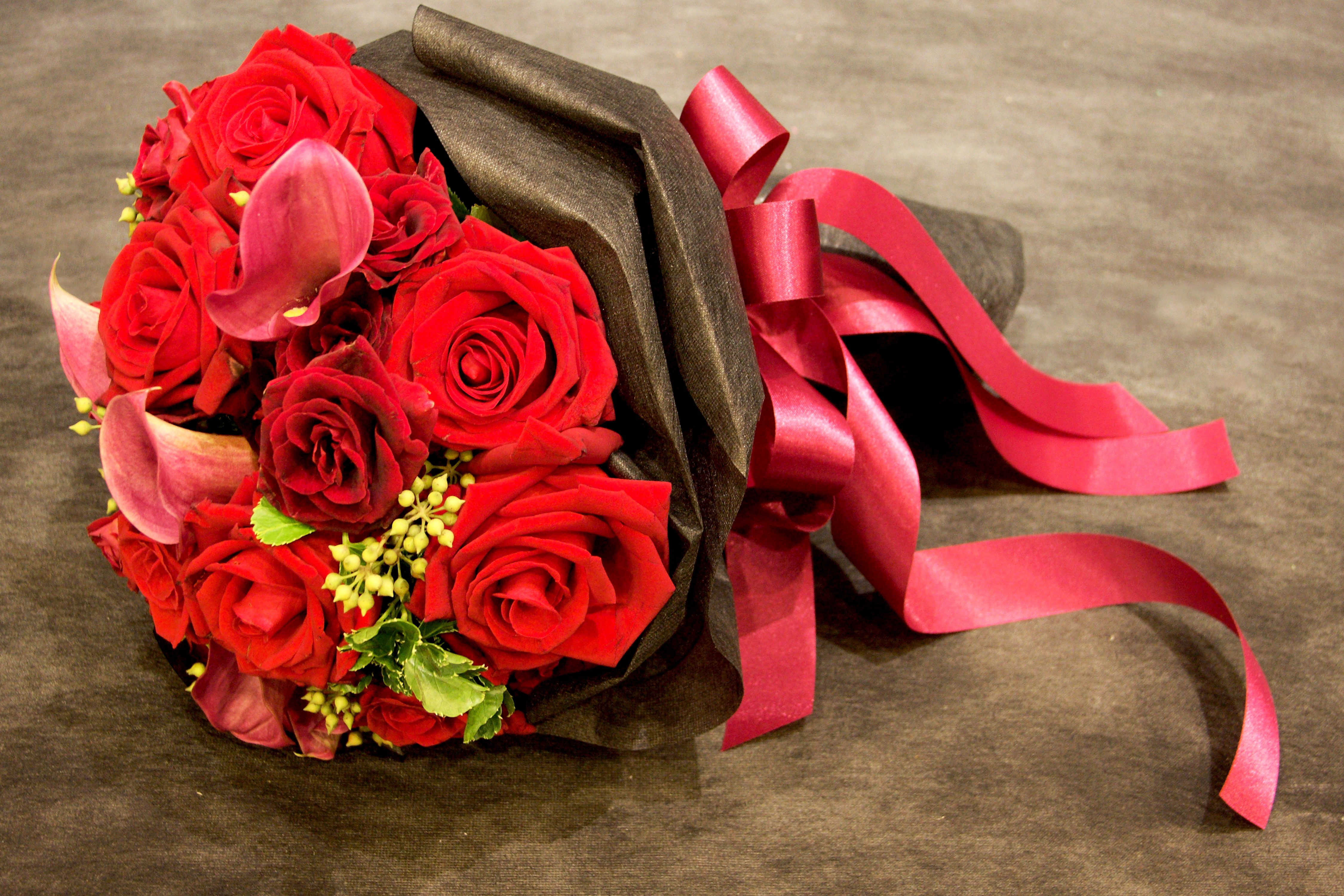 Red Roses and Calla Lilies Bouquet with Ribbon HD Wallpaper