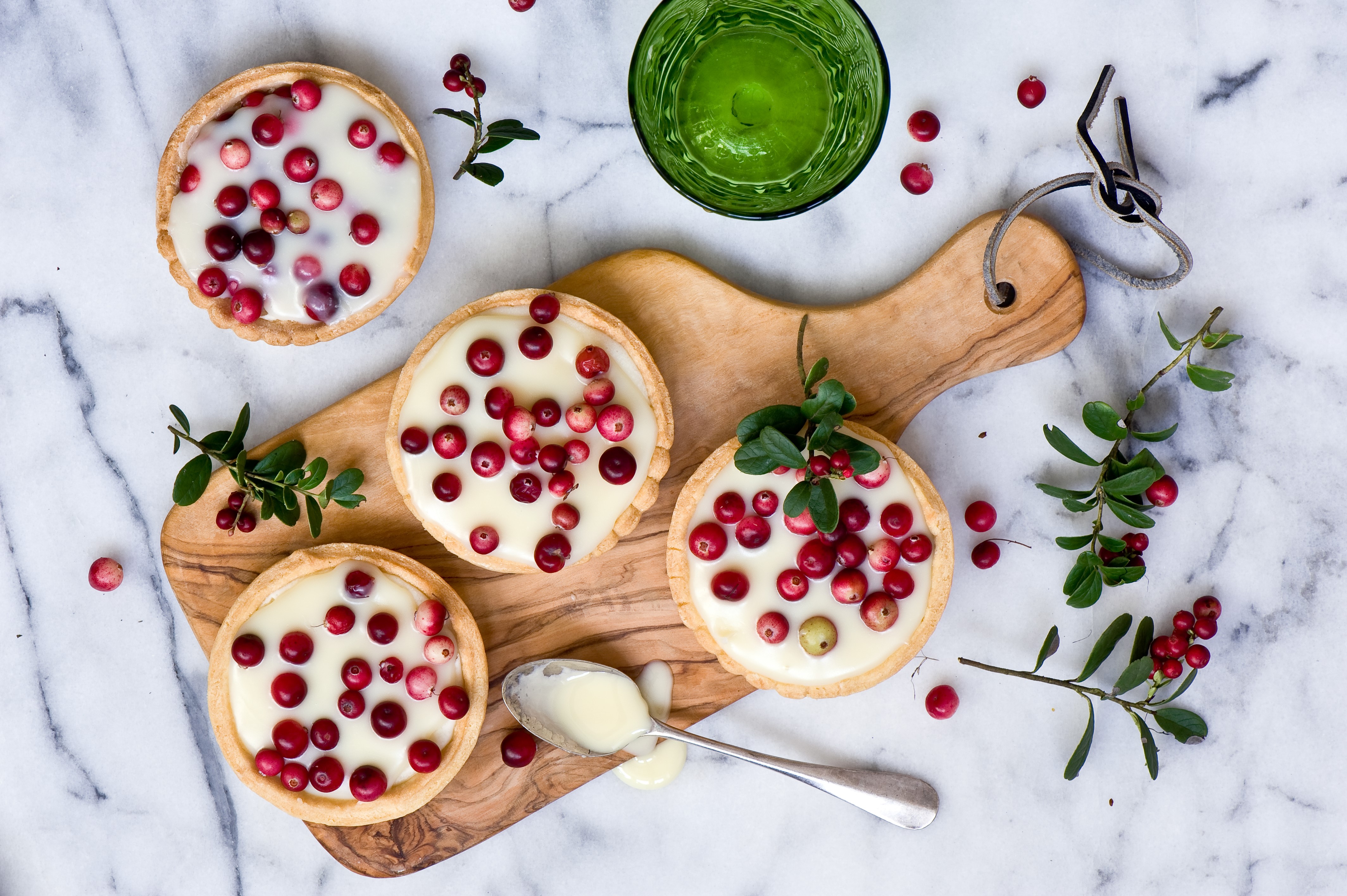 Little cakes with cranberries and cream HD Wallpaper