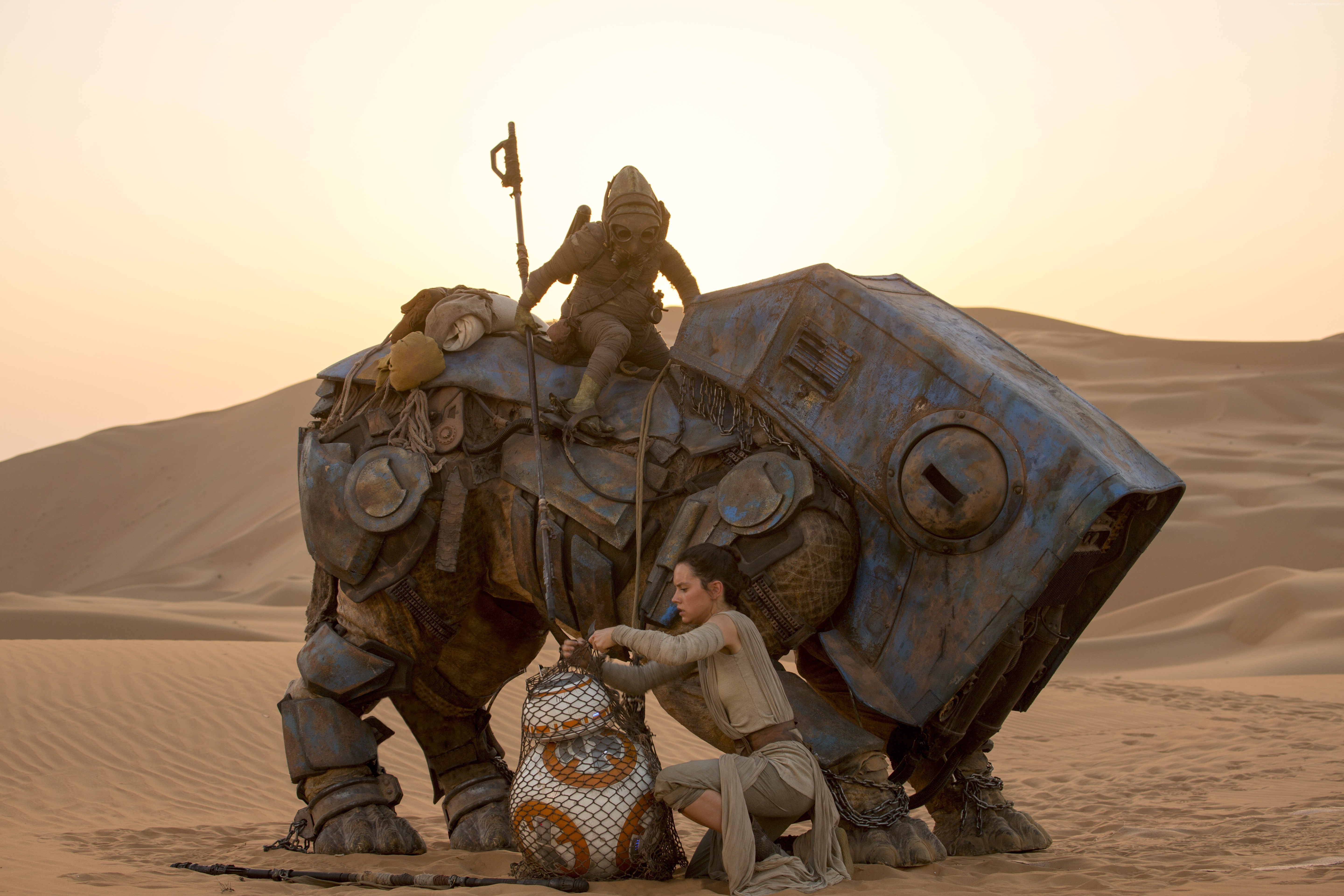 Rey and BB-8 from Star Wars: The Force Awakens in the desert HD Wallpaper