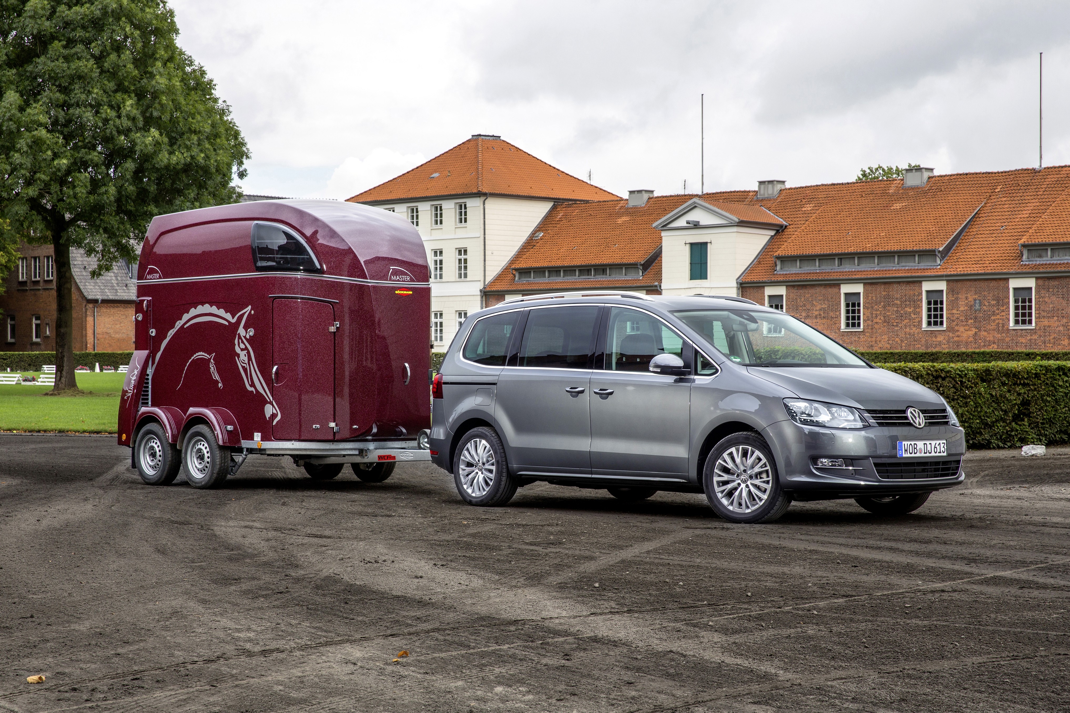 Volkswagen Sharan towing a horse trailer HD Wallpaper
