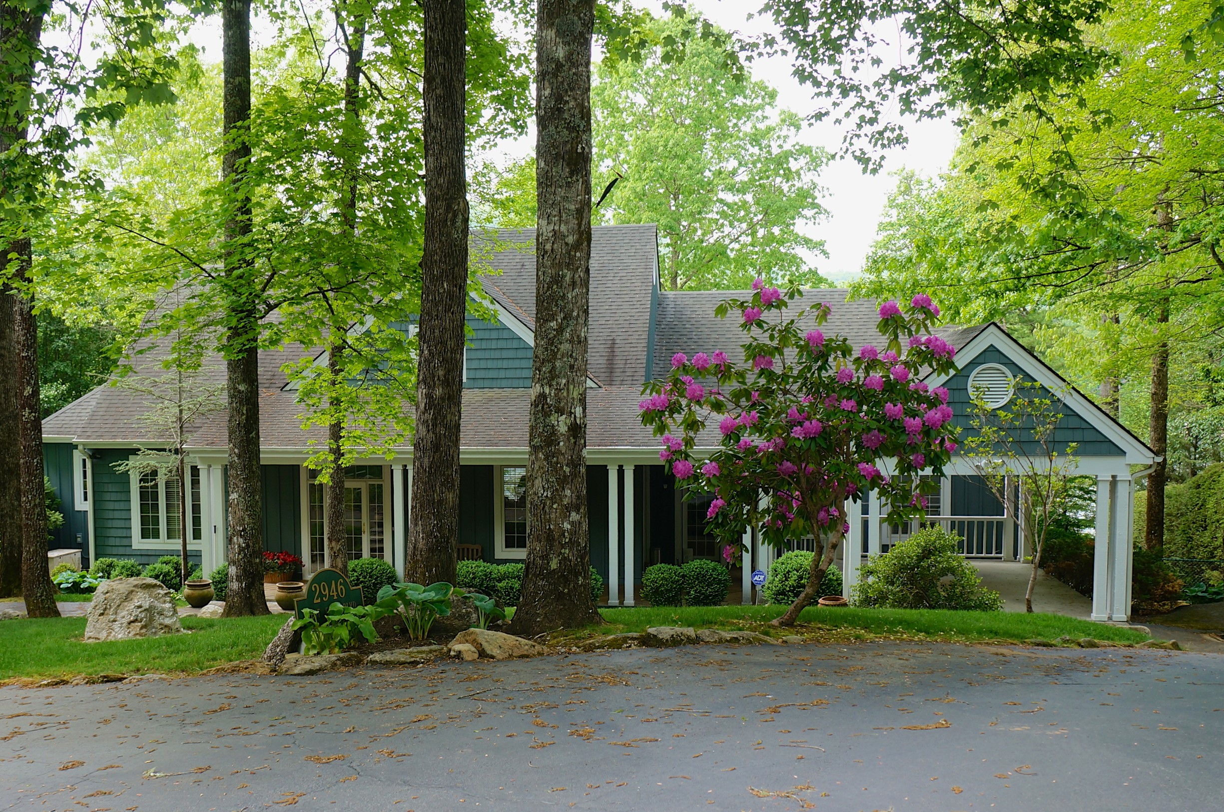 House at 2946 Lake Toxaway Drive, USA HD Wallpaper
