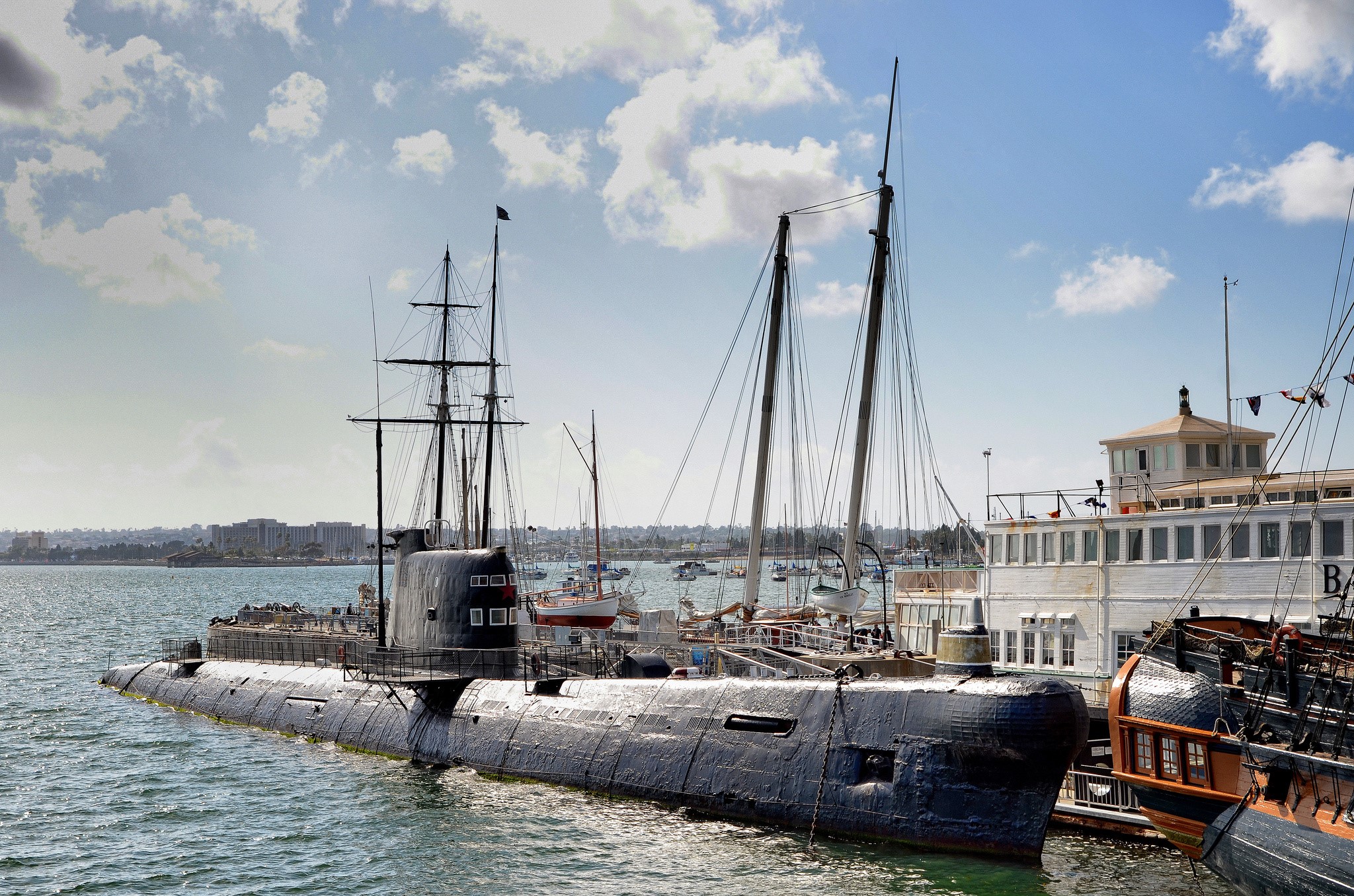 Submarines and ships at the San Diego Maritime Museum HD Wallpaper