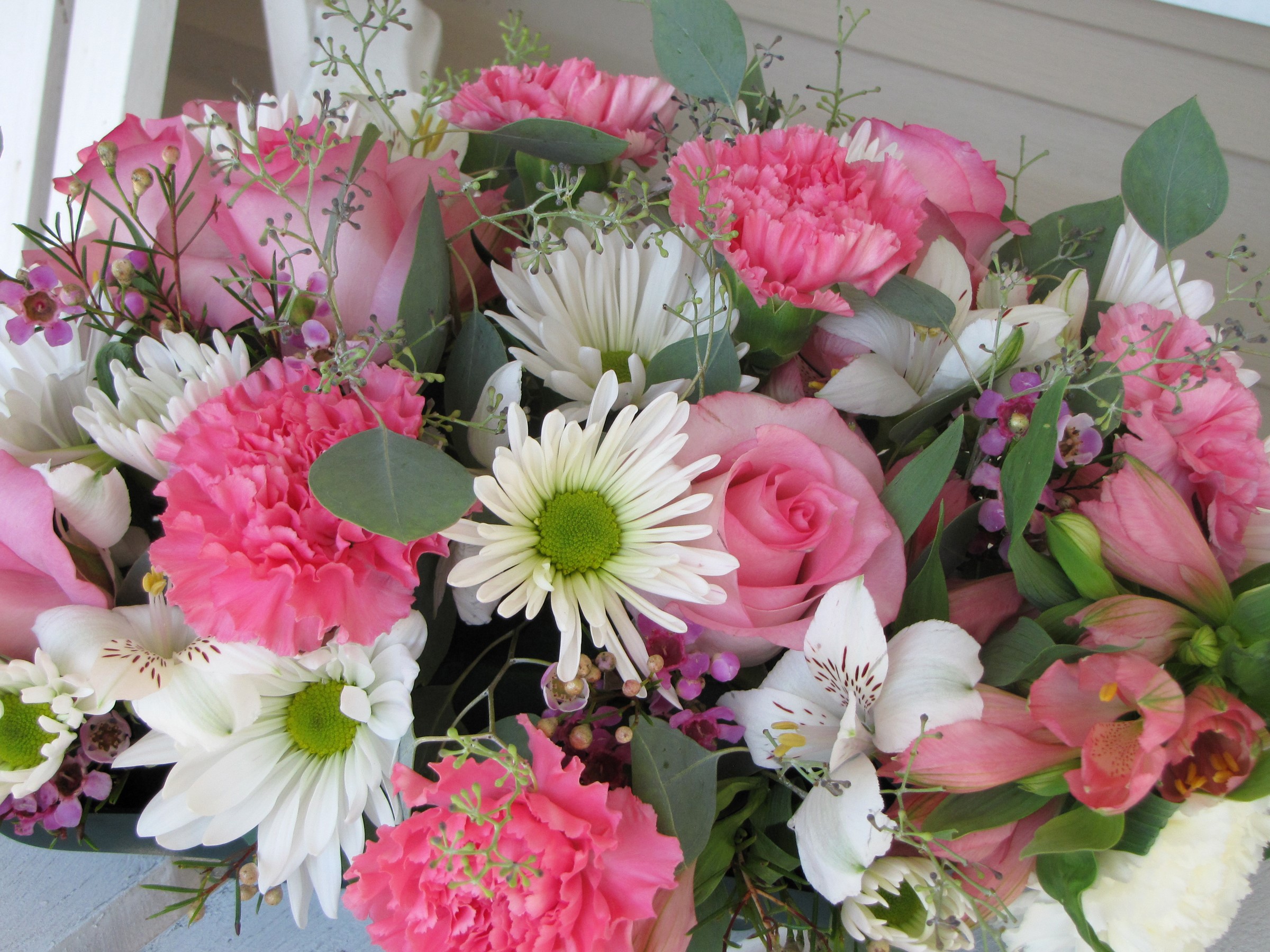 Pink and white floral arrangement with roses and carnations HD Wallpaper