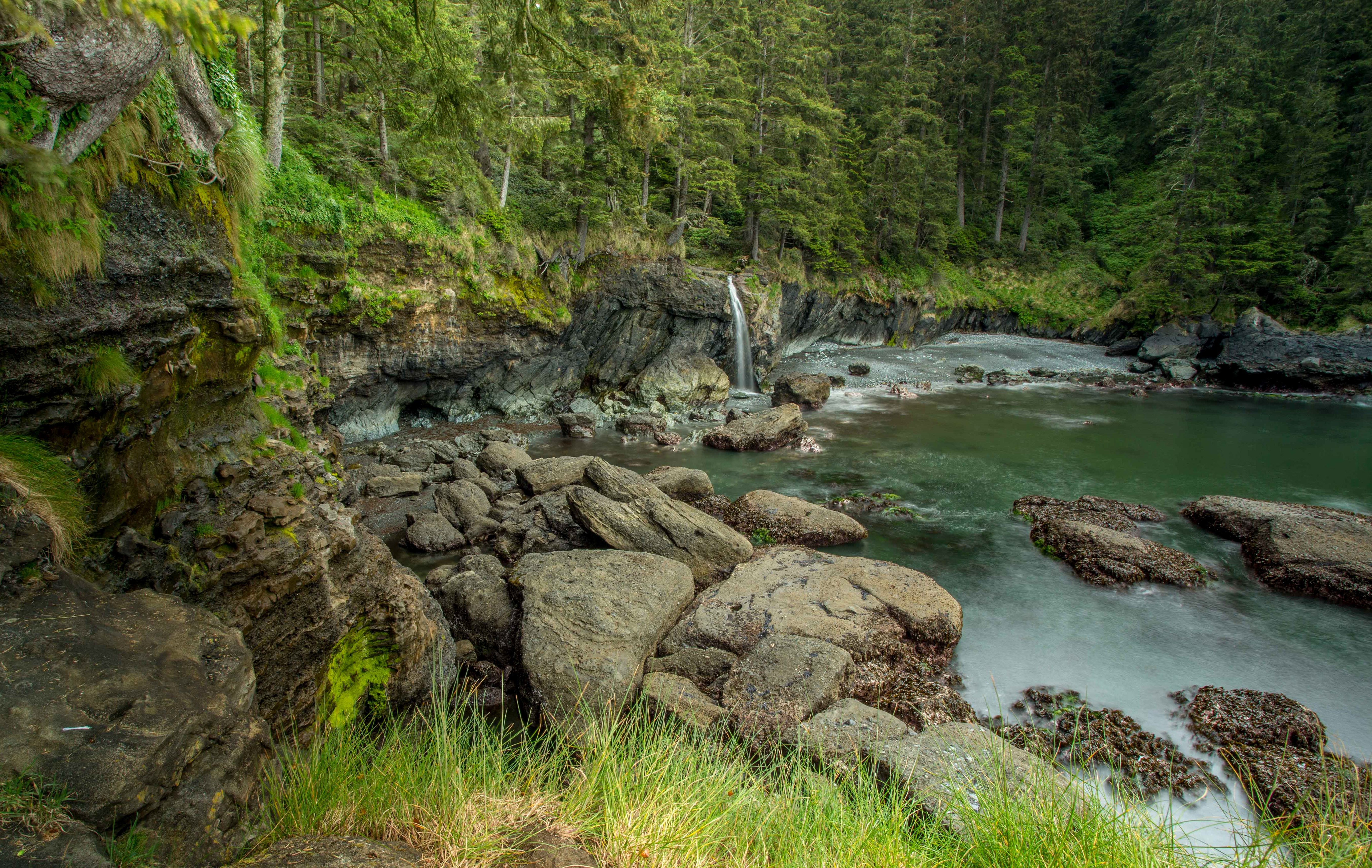 Sombrio Beach Waterfall, Canada HD Wallpaper
