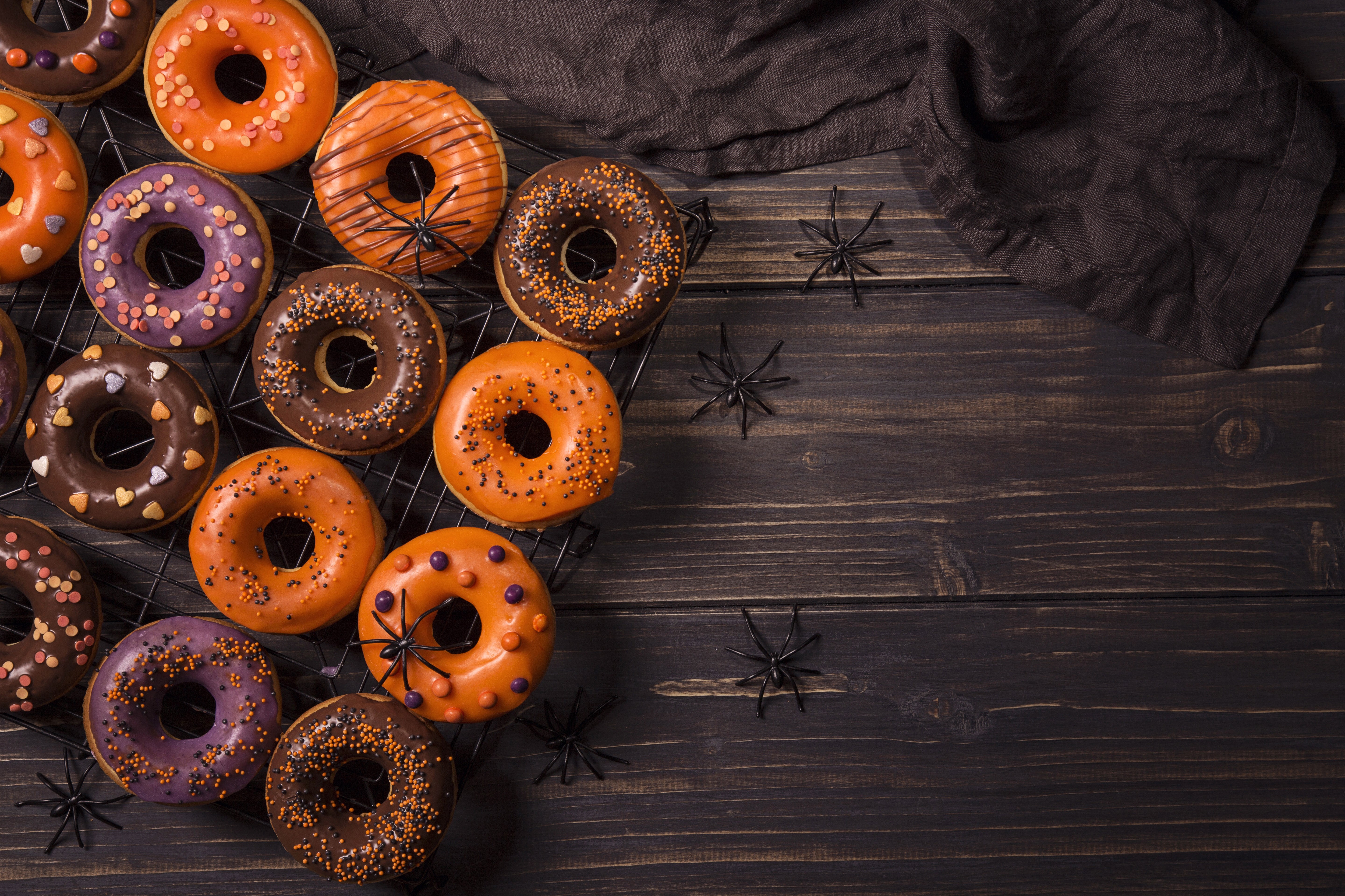 Halloween donuts with spiders on a cooling rack HD Wallpaper