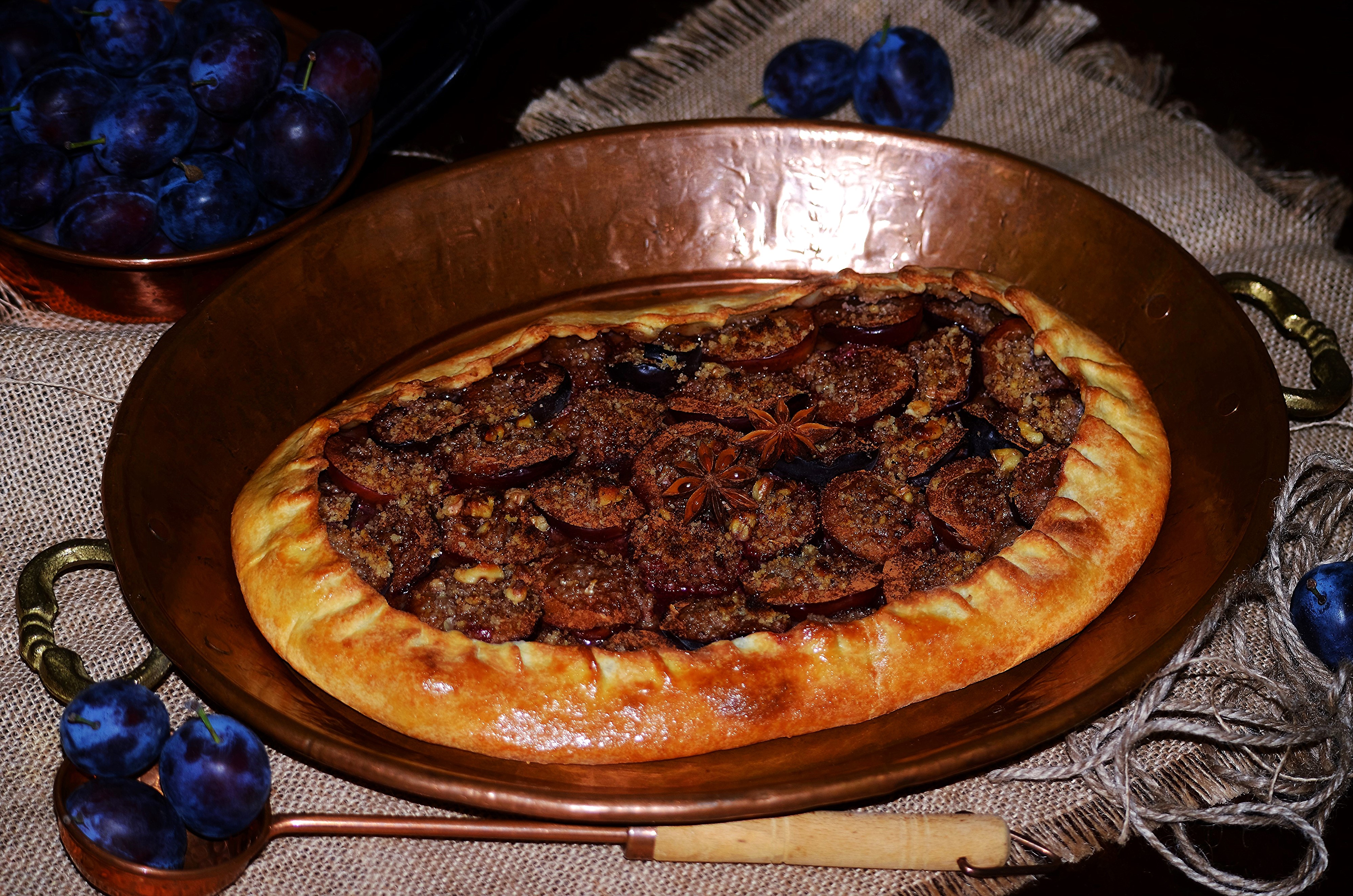 Plum galette in a copper pan HD Wallpaper
