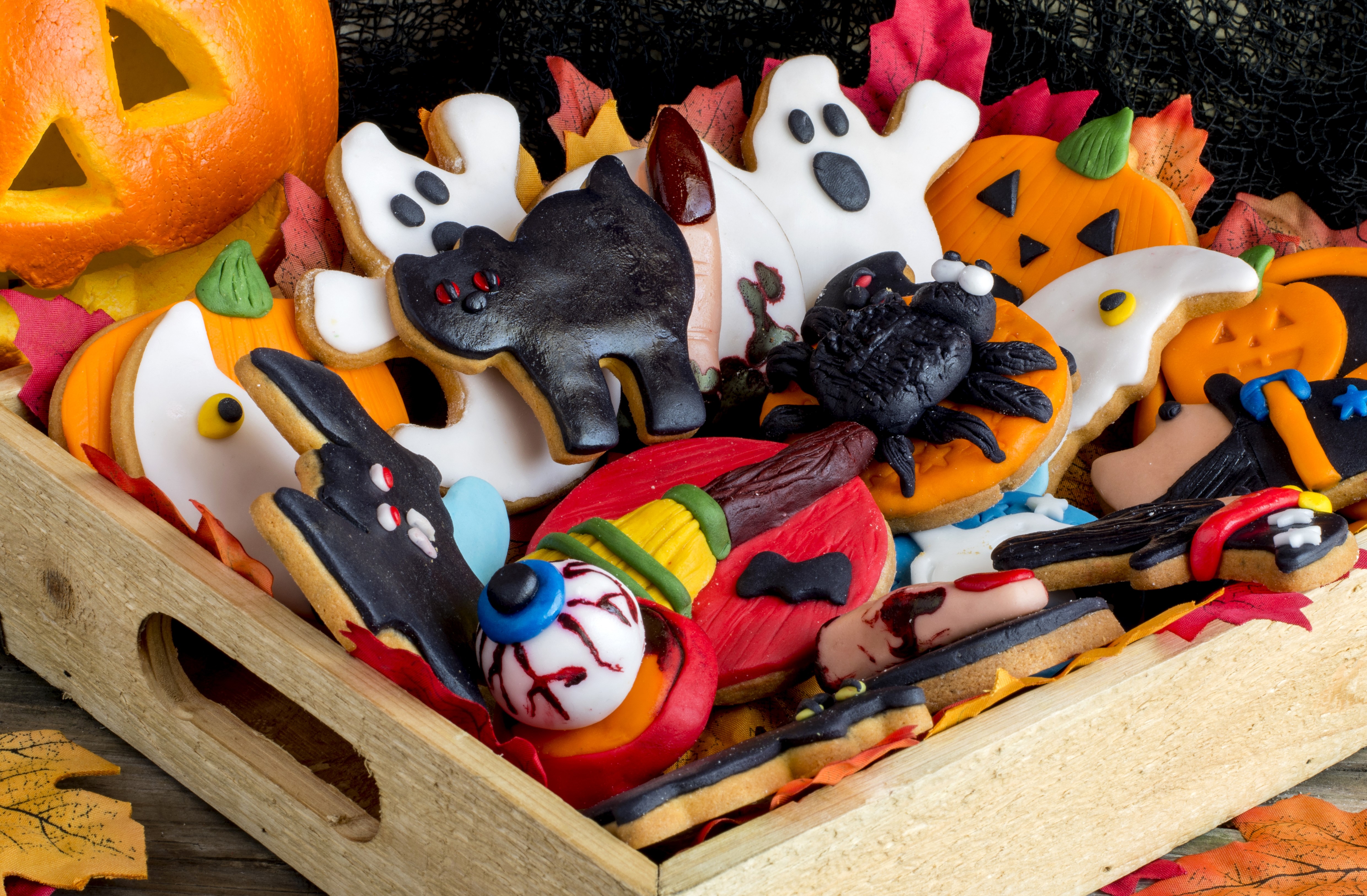Halloween Cookies in a Wooden Tray HD Wallpaper