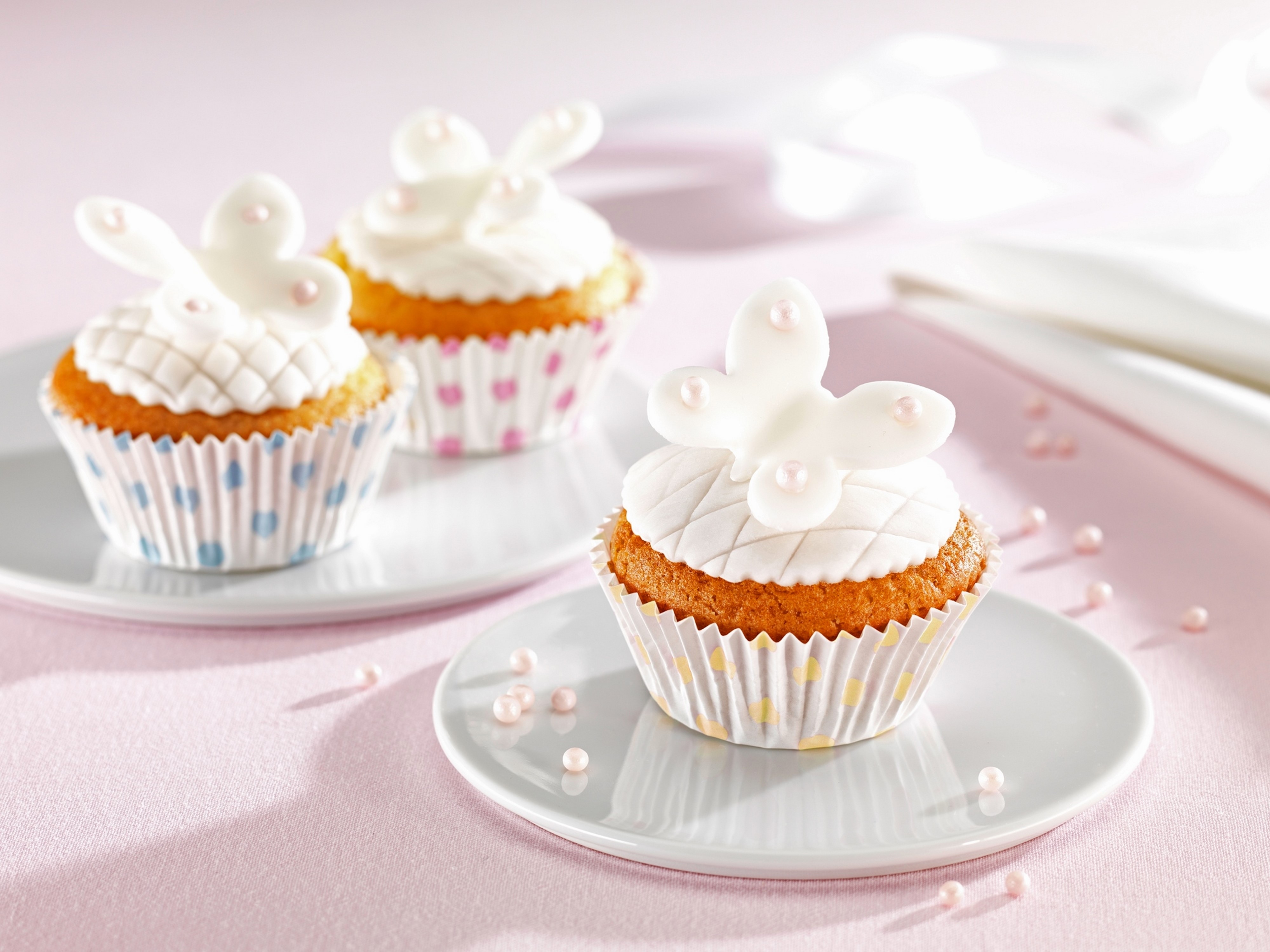 Three cupcakes with butterfly decorations HD Wallpaper