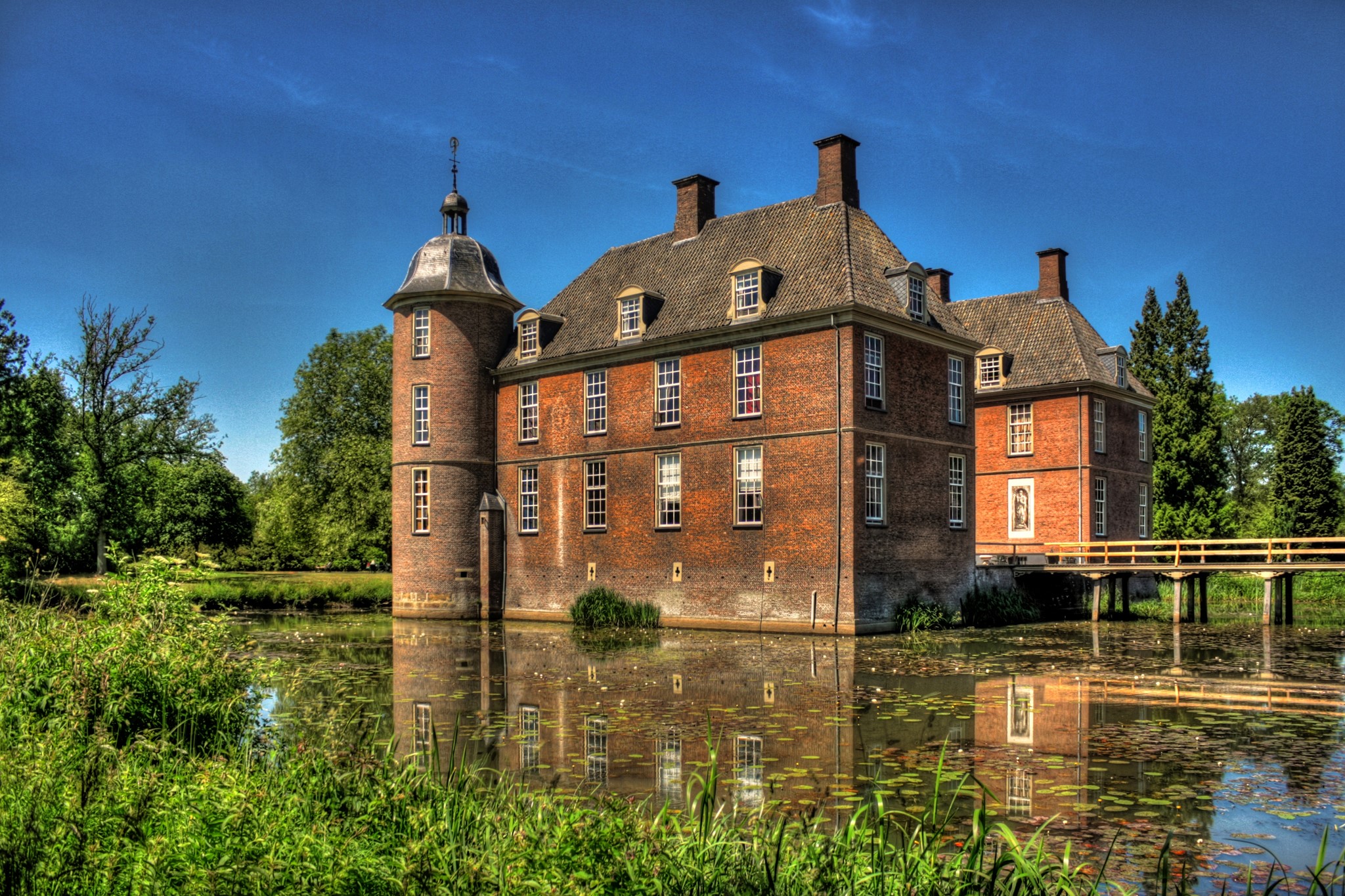 Isselburg Wasserburg Anholt Castle over a pond HD Wallpaper
