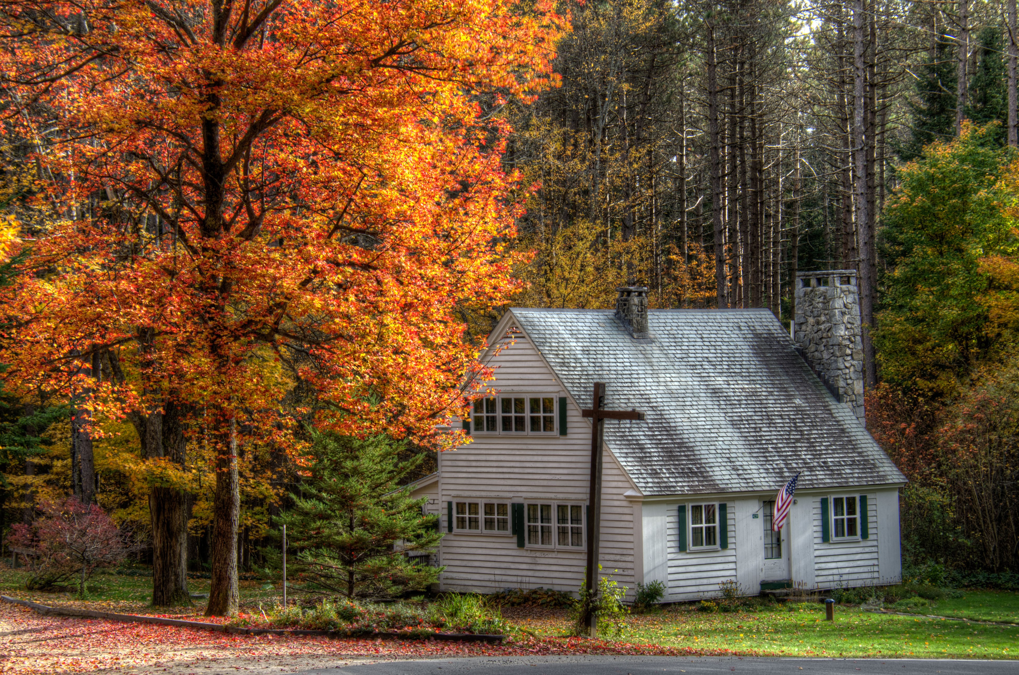 White house with autumn trees in Lanesboro Marshfield, USA HD Wallpaper