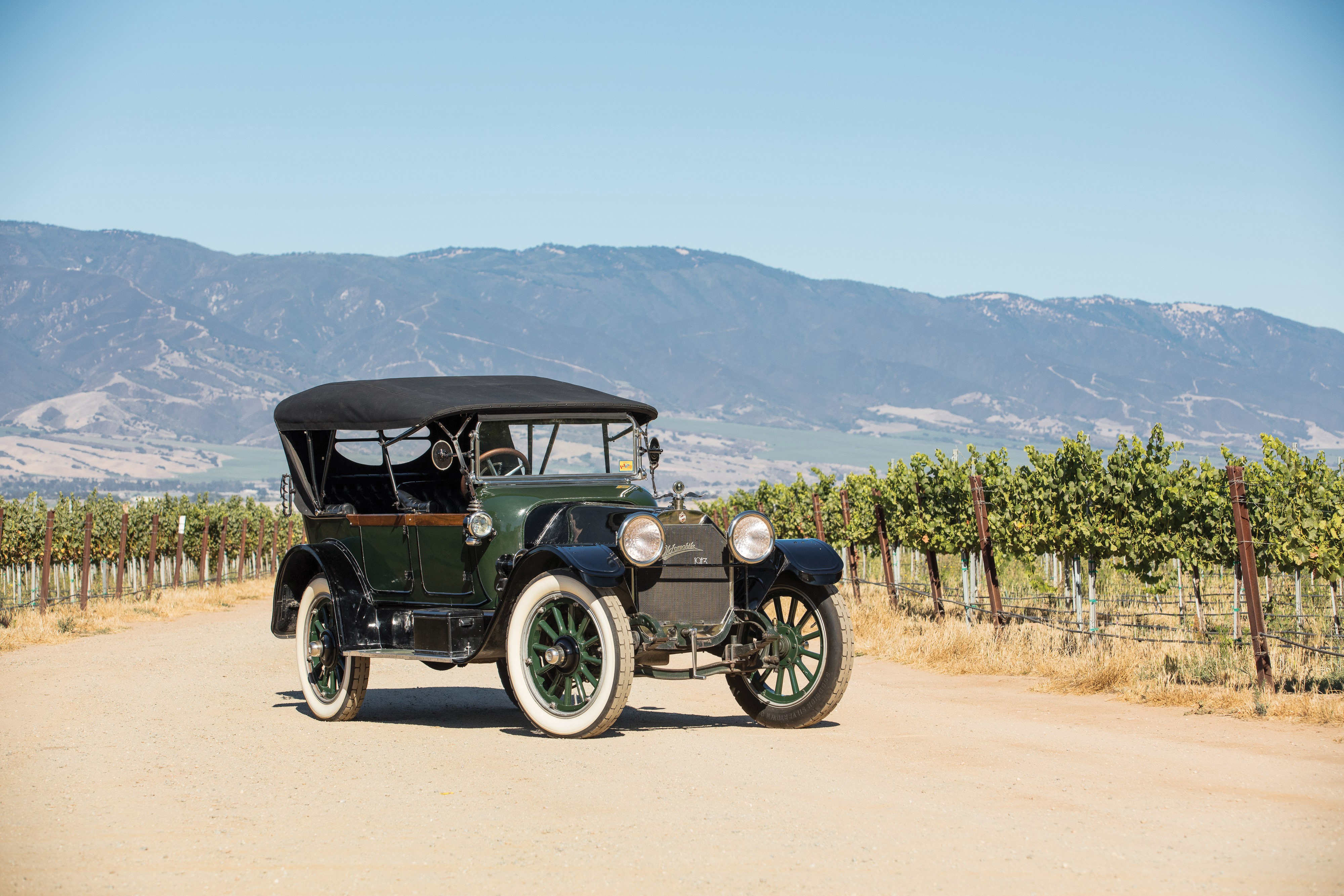 1913 Oldsmobile Model 53 Touring car in vineyard HD Wallpaper