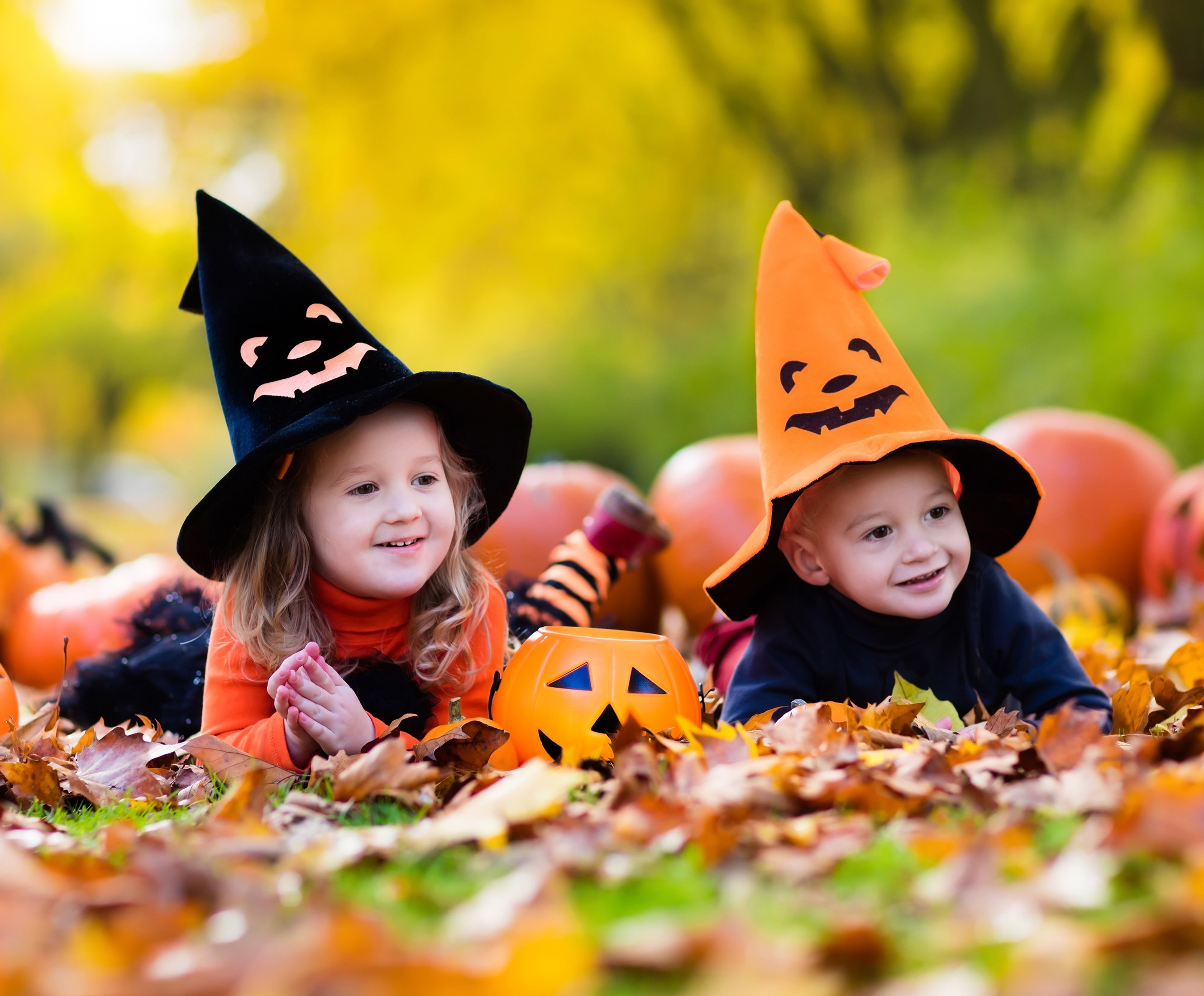 Children in Halloween costumes with pumpkins HD Wallpaper