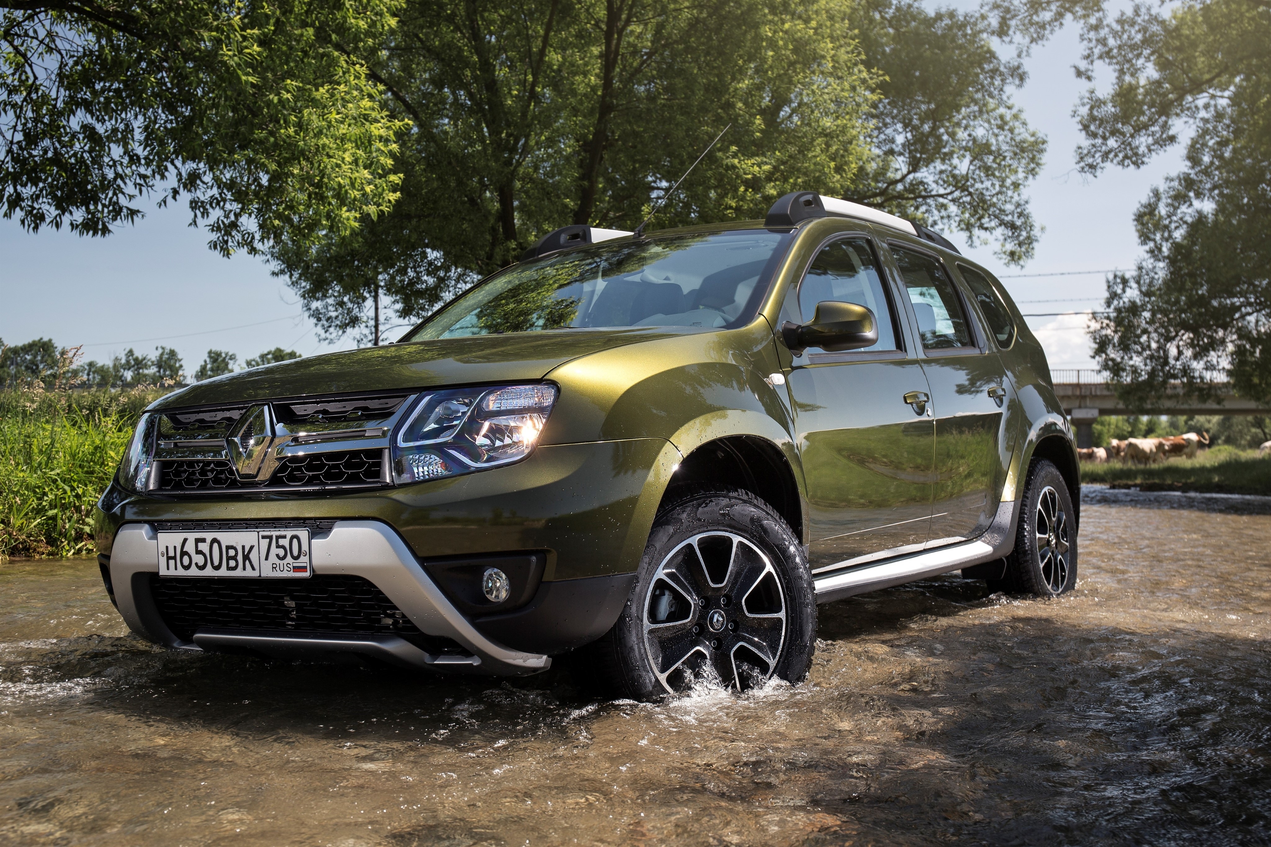 2015 Renault Duster driving through water HD Wallpaper