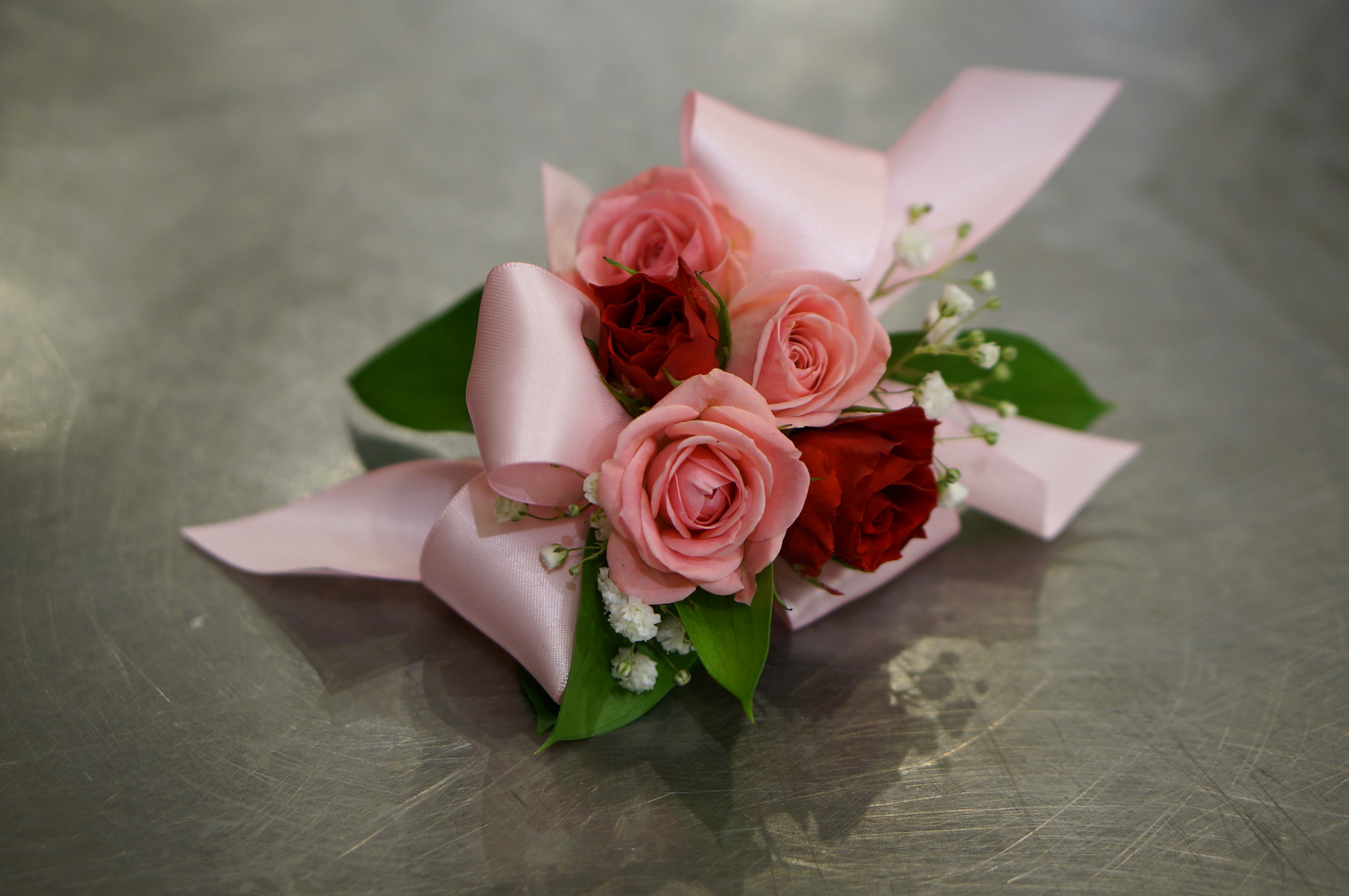 Pink and red roses with pink ribbon HD Wallpaper