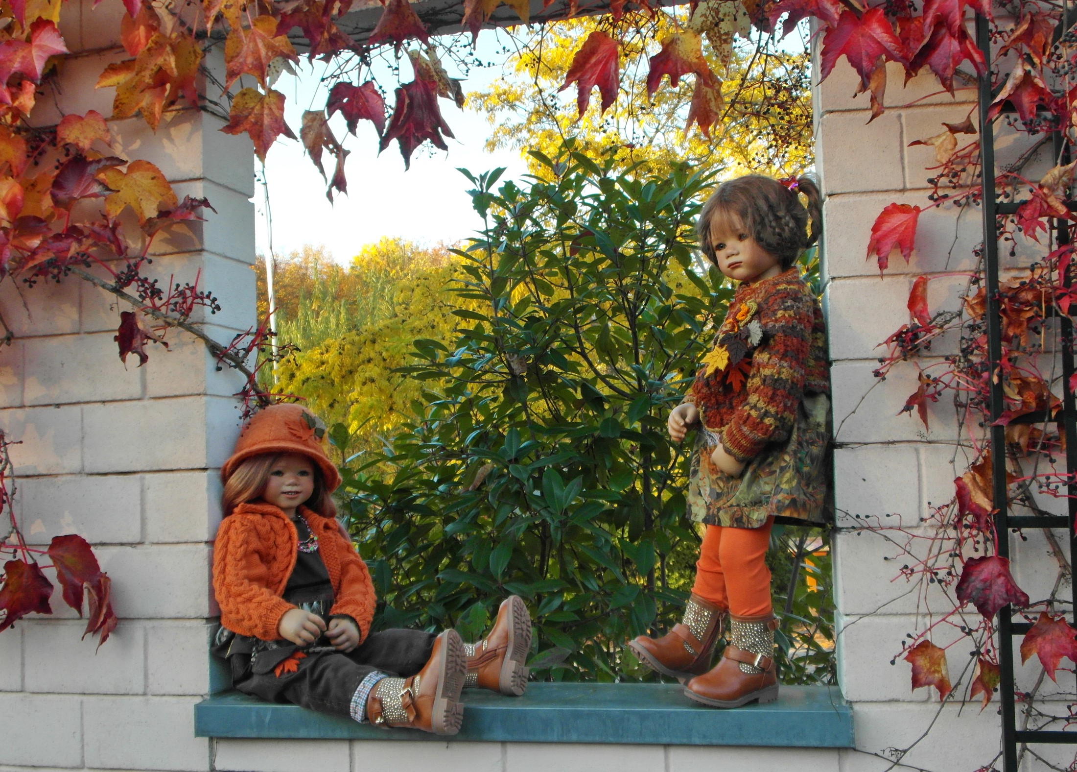 Two dolls in autumn foliage at Grugapark Essen HD Wallpaper