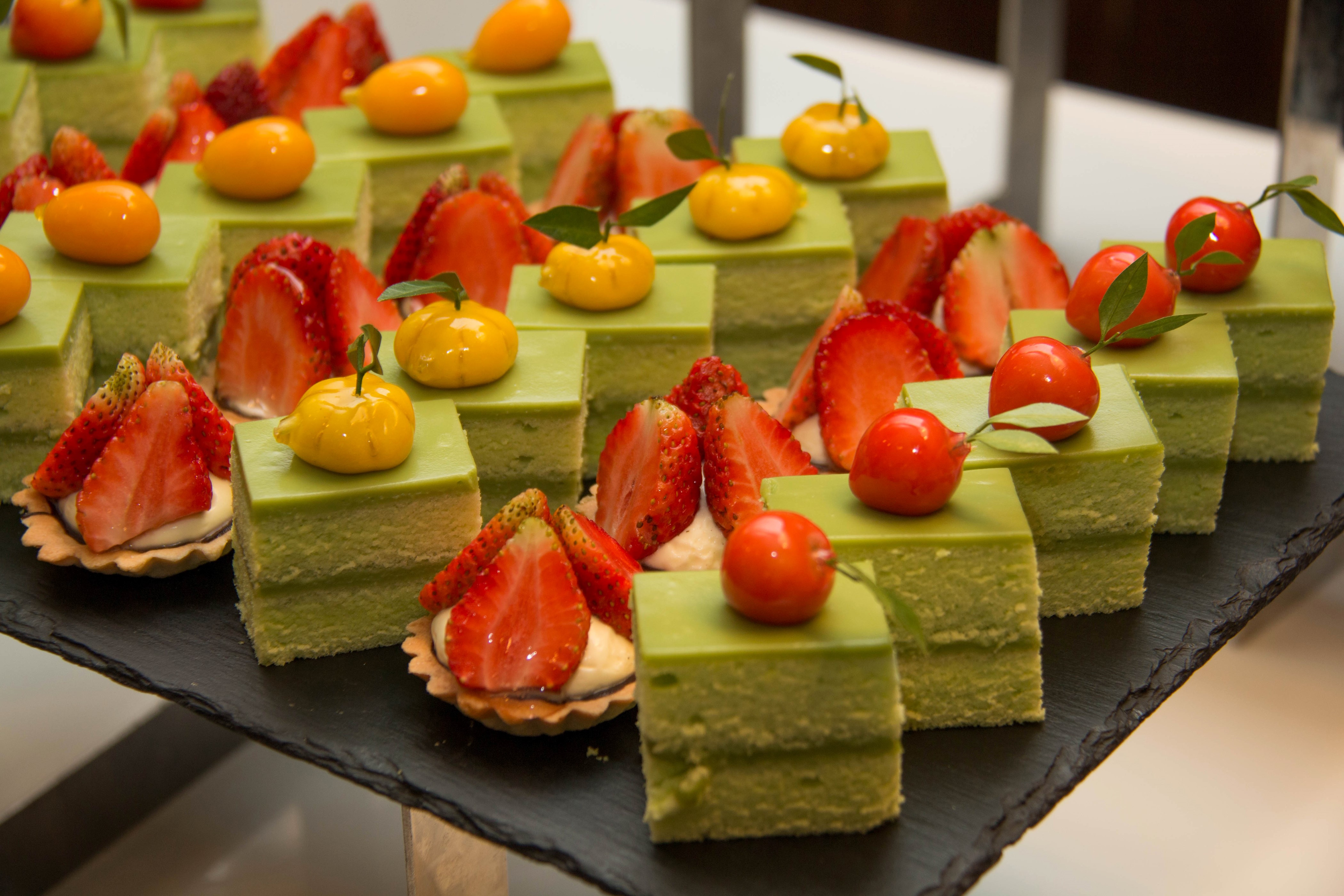 Green cakes with strawberries and kumquats HD Wallpaper