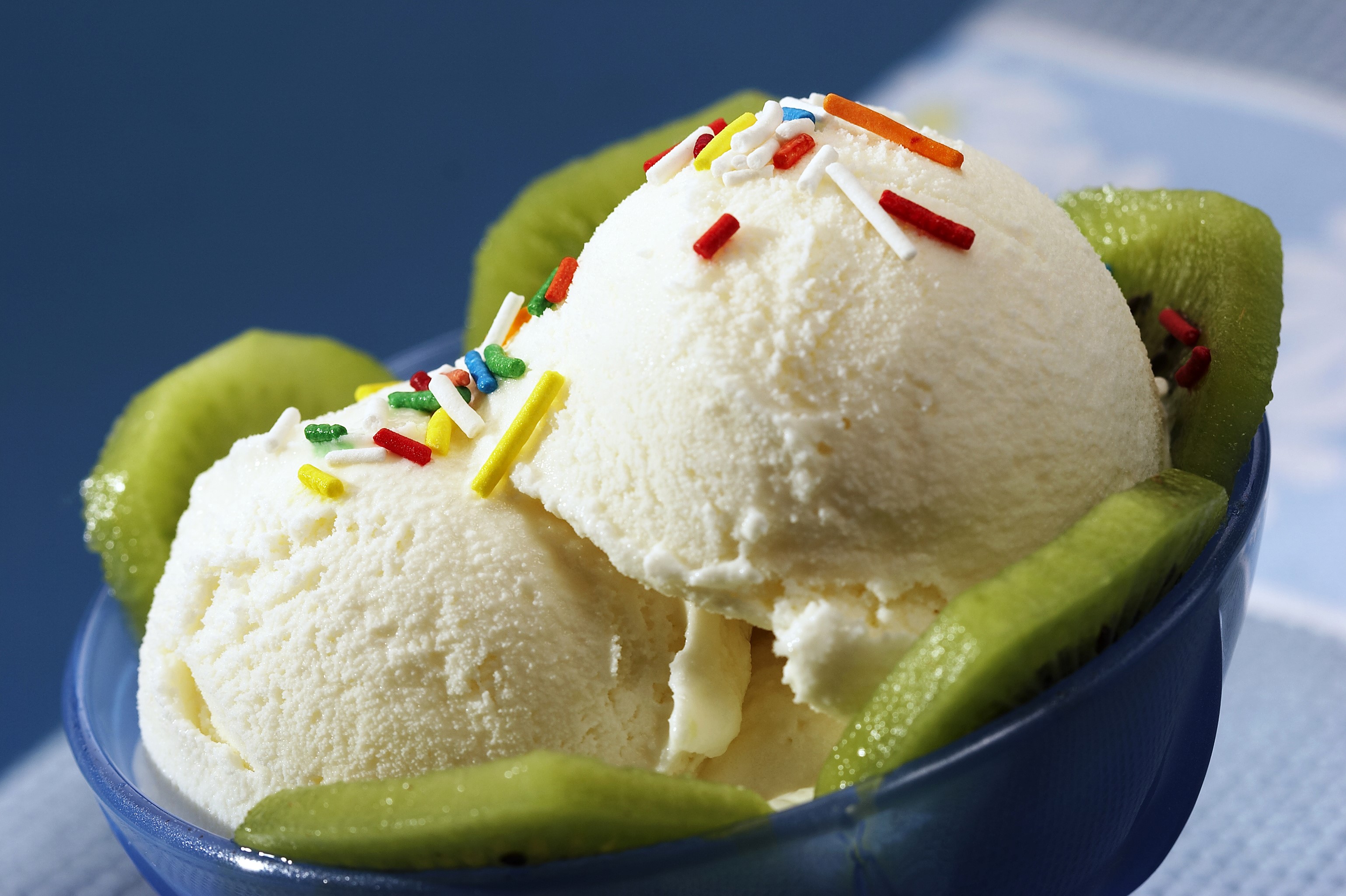 Vanilla ice cream with kiwi slices and sprinkles HD Wallpaper