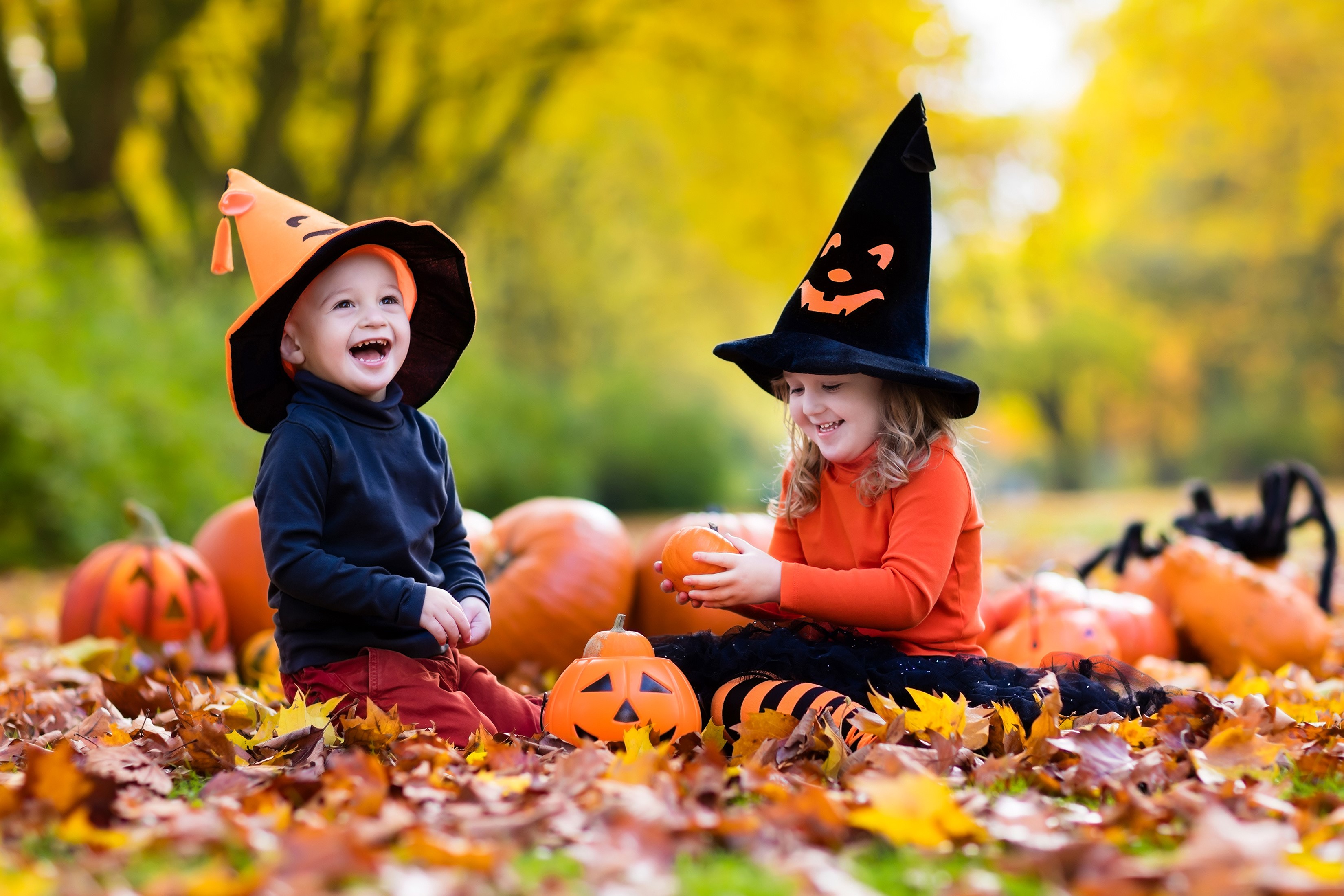 Children in Halloween costumes with pumpkins HD Wallpaper