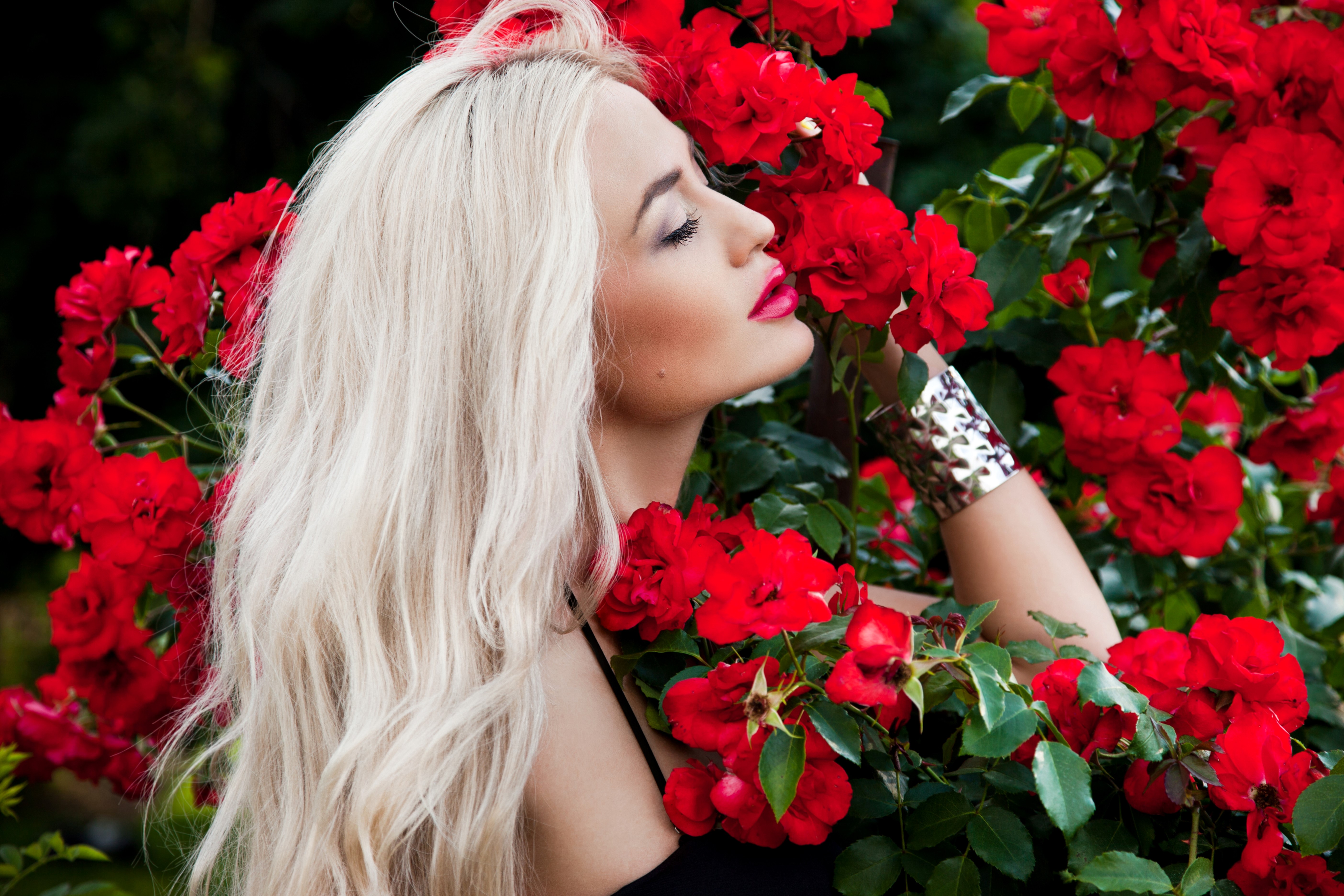 Blonde girl with roses HD Wallpaper