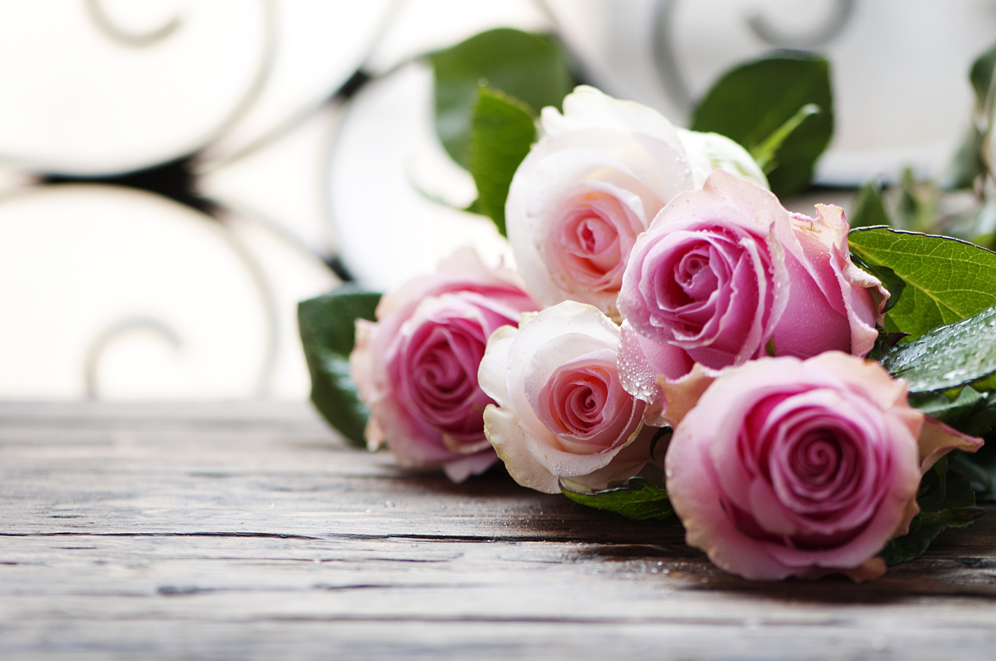 Pink and white roses on a wooden table HD Wallpaper