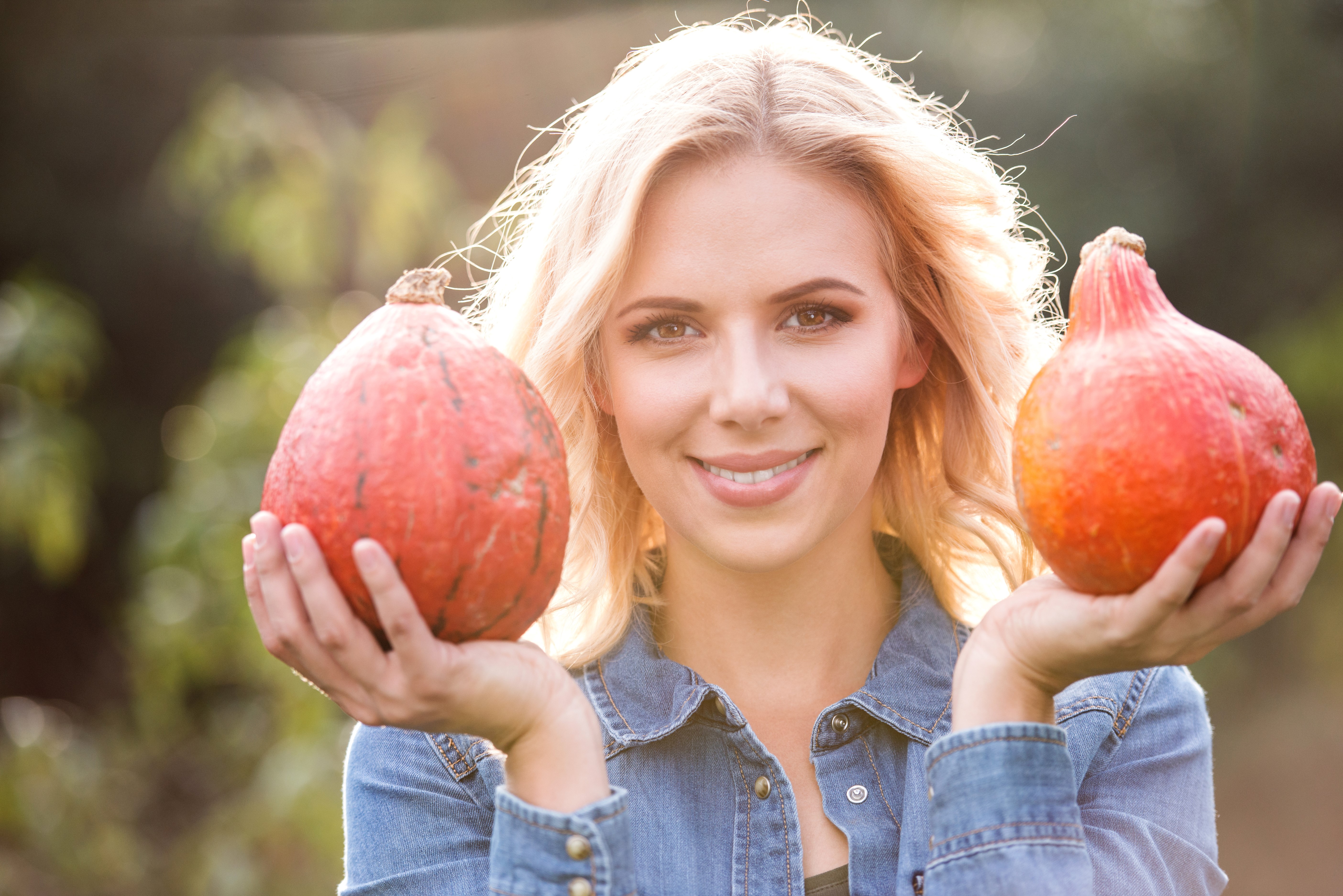 Blonde girl holding pumpkins HD Wallpaper